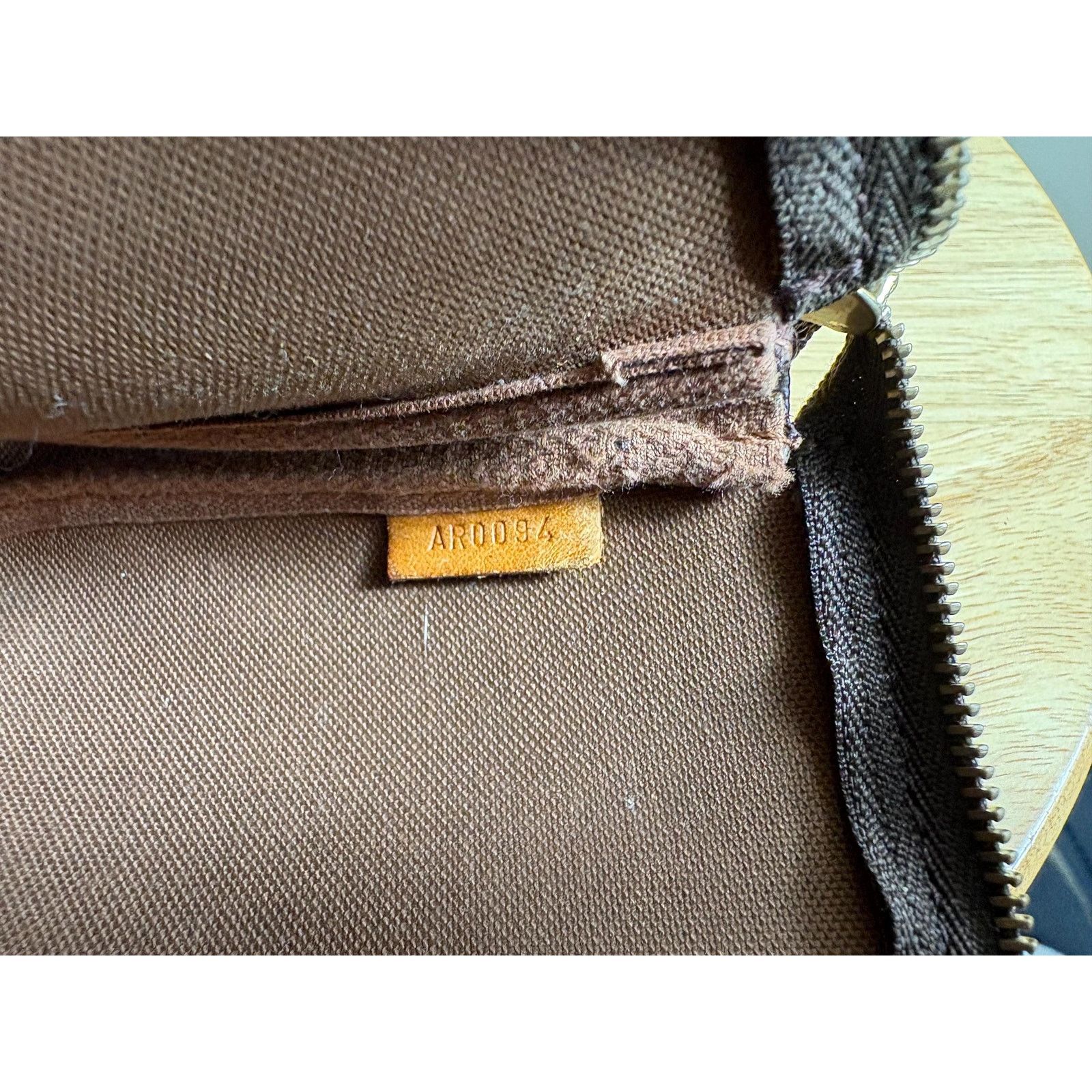 Louis Vuitton Authentic Louis Vuitton Pochette Accesoires Clutch Monogram Size ONE SIZE - 9 Thumbnail