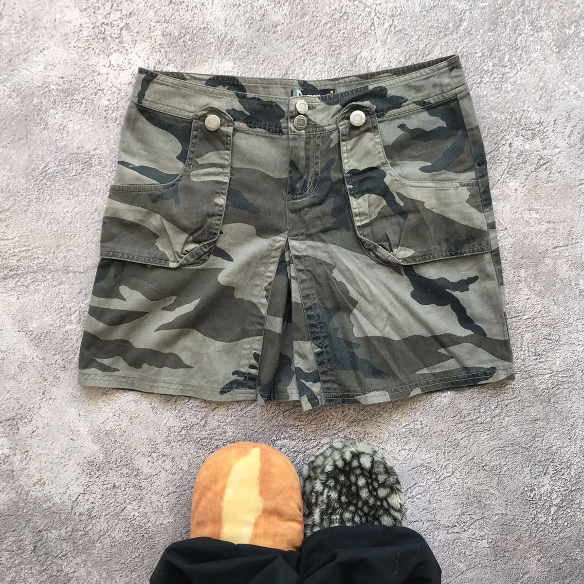 Vintage Vintage Y2K Camo Cargo Shorts Baggy Streetwear Skate Logo 27 Size 27" / US 4 / IT 40 - 1 Thumbnail