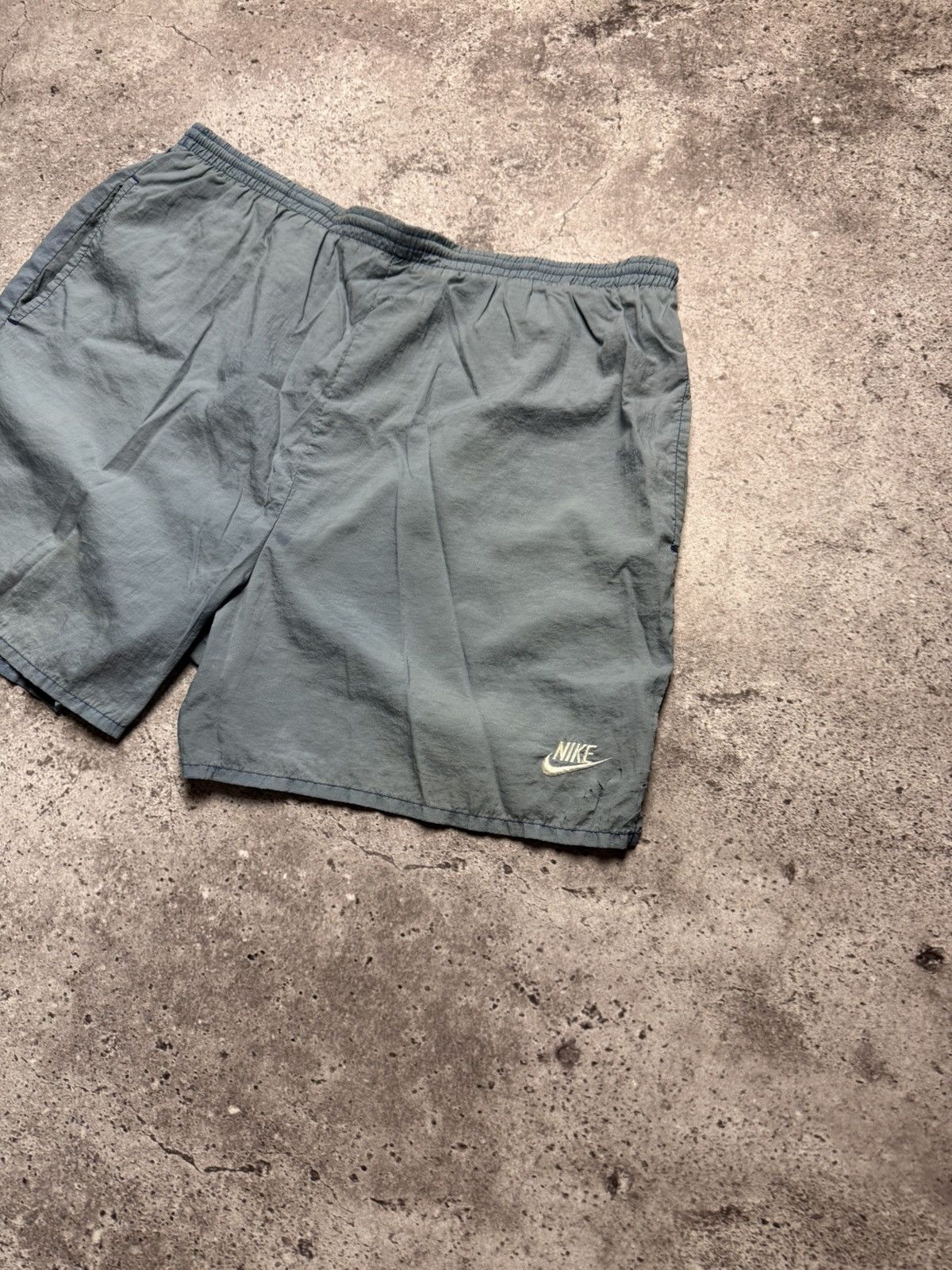Vintage Vintage Nike Nylon Big Logo Hype Shorts 90s Y2K Size US 33 - 4 Thumbnail