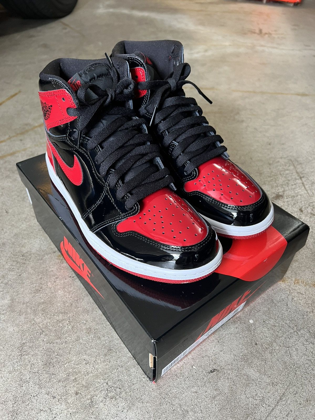 Jordan Brand Jordan 1 High Patent Bred Size US 8.5 / EU 41-42 - 2 Thumbnail
