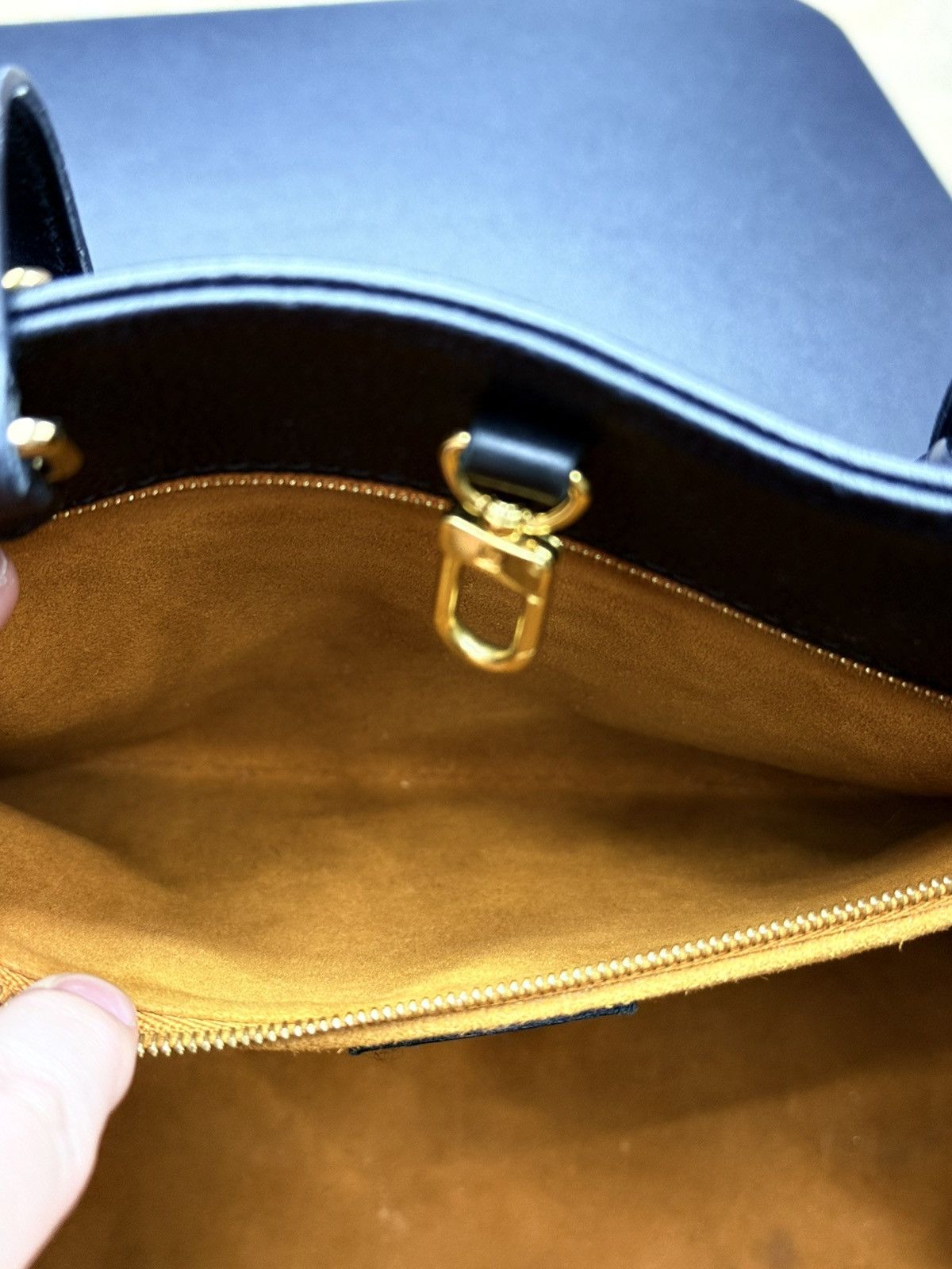 Louis Vuitton Louis Vuitton OnTheGo MM Black Leather Bag Size ONE SIZE - 14 Thumbnail