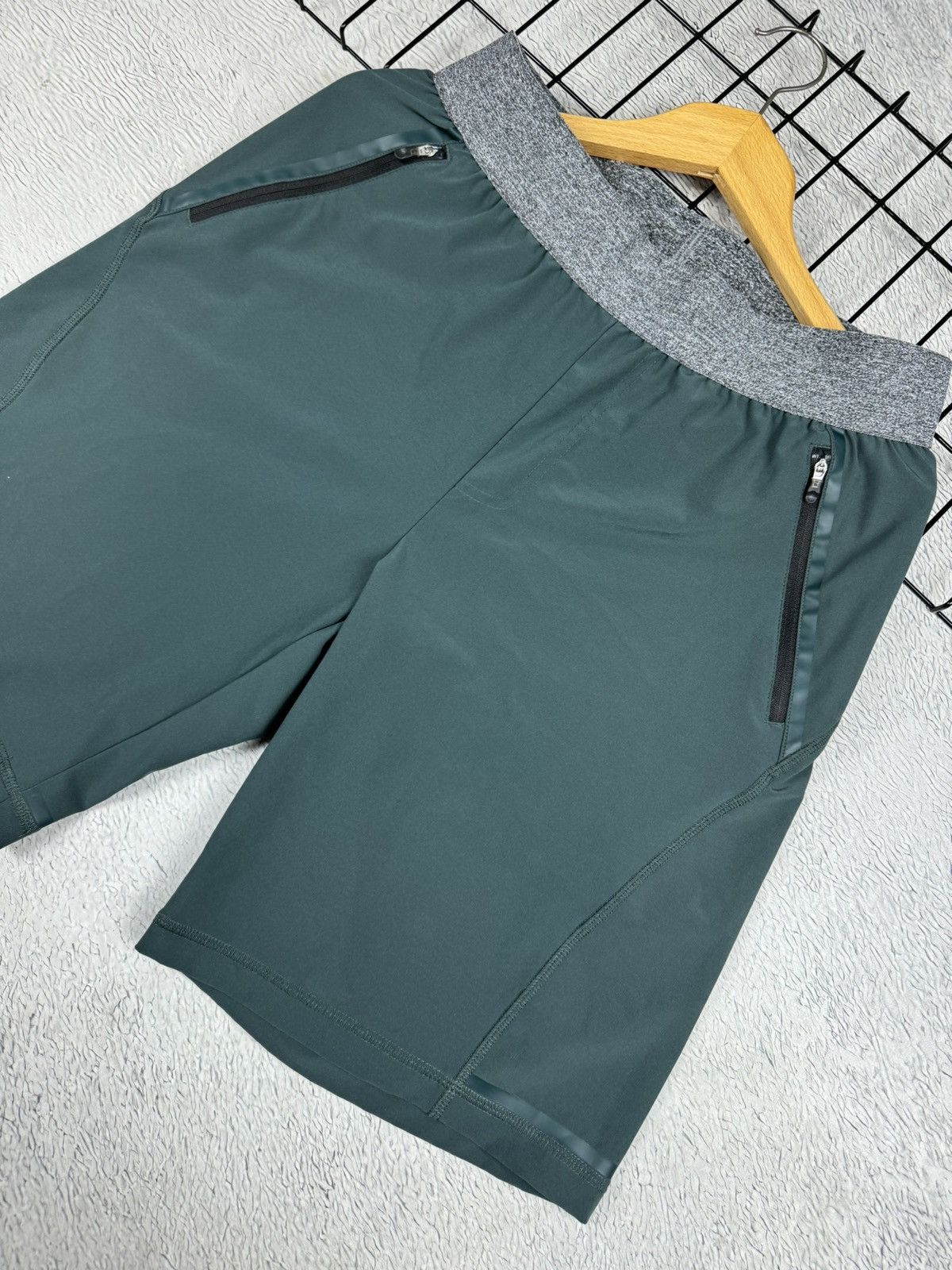 Lululemon Lululemon Nylon activewear khaki shorts M-L size Size US 33 - 3 Thumbnail