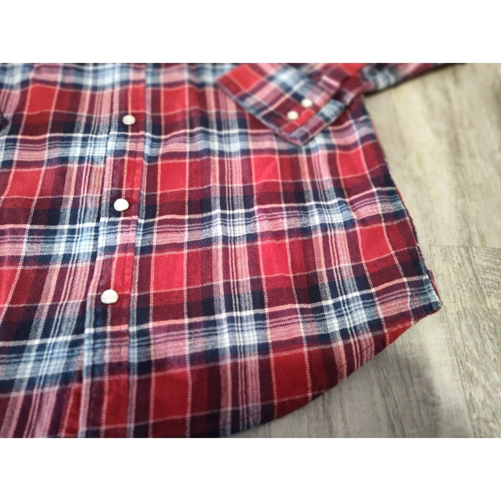 Levi's VINTAGE Levi's Women's Red Plaid Flannel Long Sleeve Snap Button-Up Shirt L Classic Western Size L / US 10 / IT 46 - 3 Thumbnail
