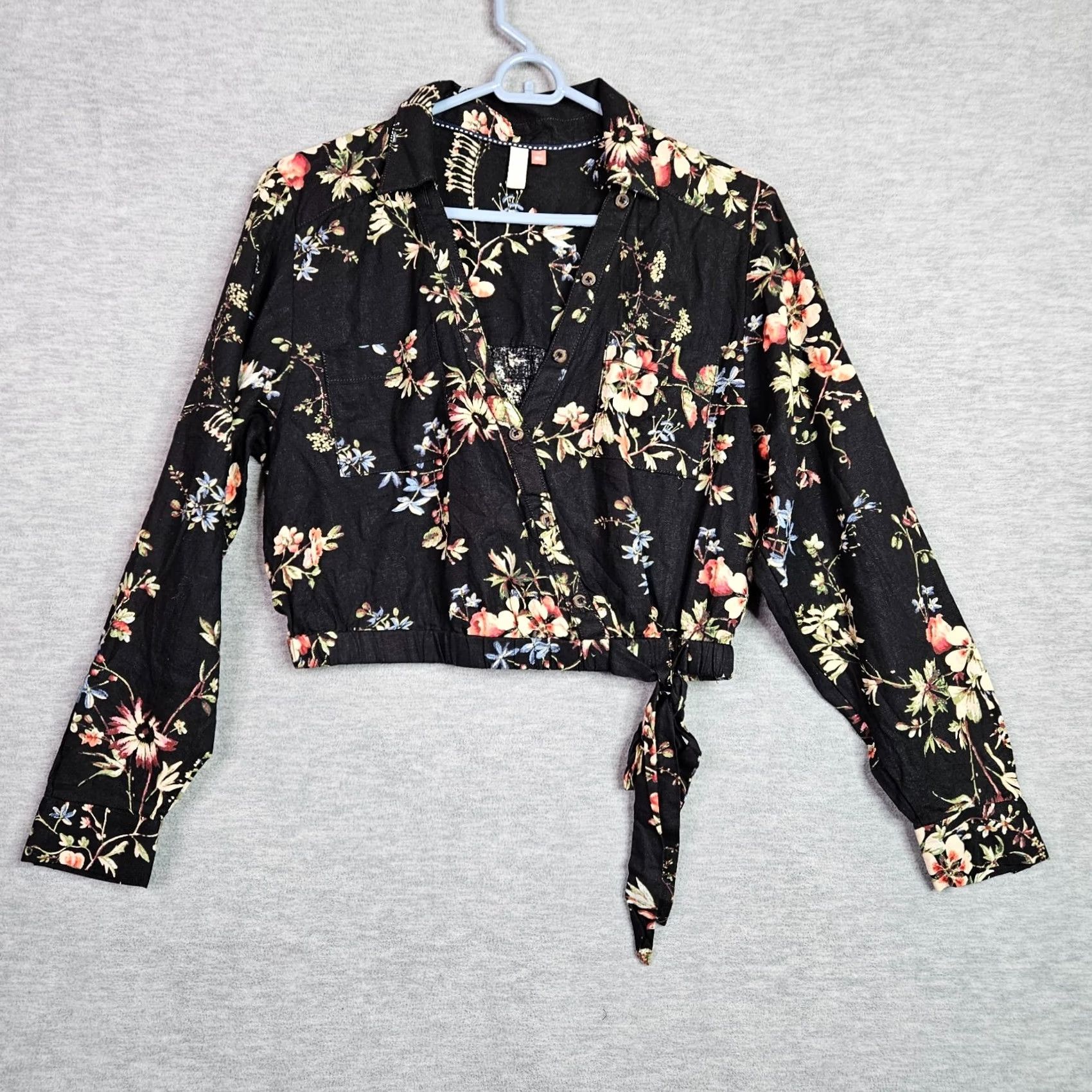 Anthropologie VINTAGE Anthropologie Pilcro Cropped Blouse Women's XS Linen Blended Wrap Tie Neckline Round Long Sleeve Floral Black Shirt Womens Size XS / US 0-2 / IT 36-38 - 2 Thumbnail