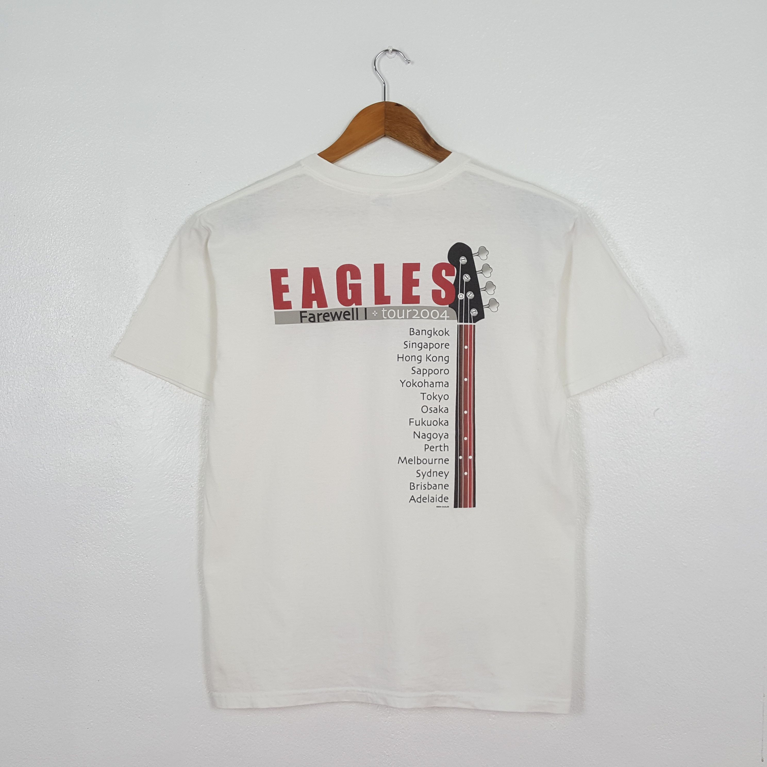 Band Tees Vintage Eagles American Rock Band Tour 2004 T-Shirt C319N18 Size US M / EU 48-50 / 2 - 3 Thumbnail