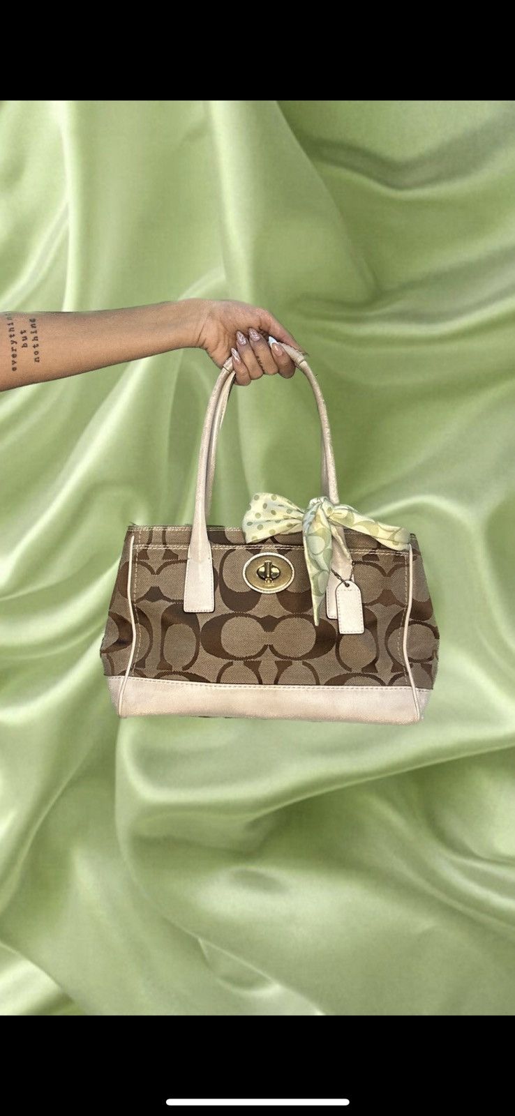 Coach 2011 coach bag with a cute bow tie 🎀 Size ONE SIZE - 3 Thumbnail