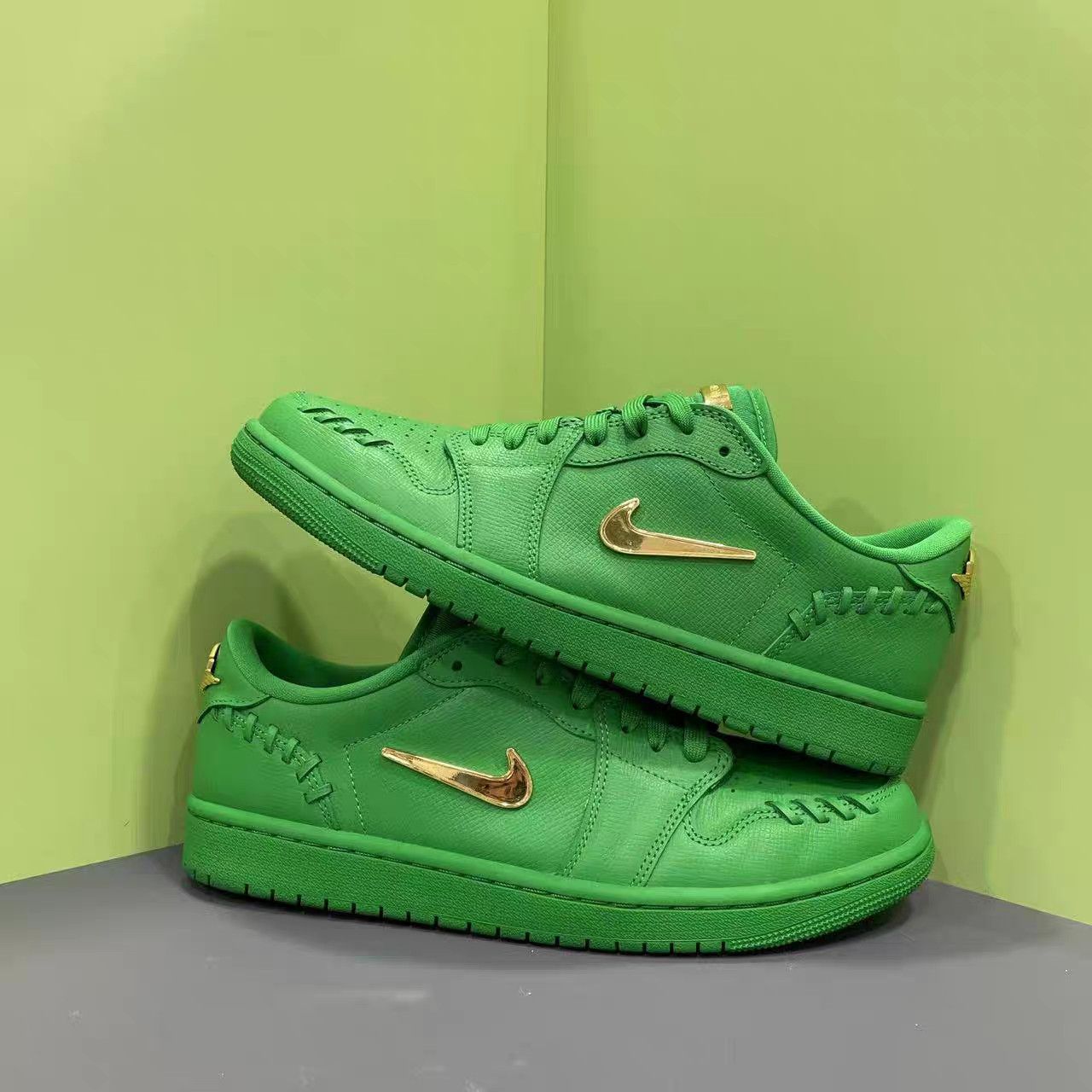 Jordan Brand Air Jordan 1 Low Green Gold Swoosh Low-Top Sneakers K15 Size US 9.5 / EU 42-43 - 3 Thumbnail