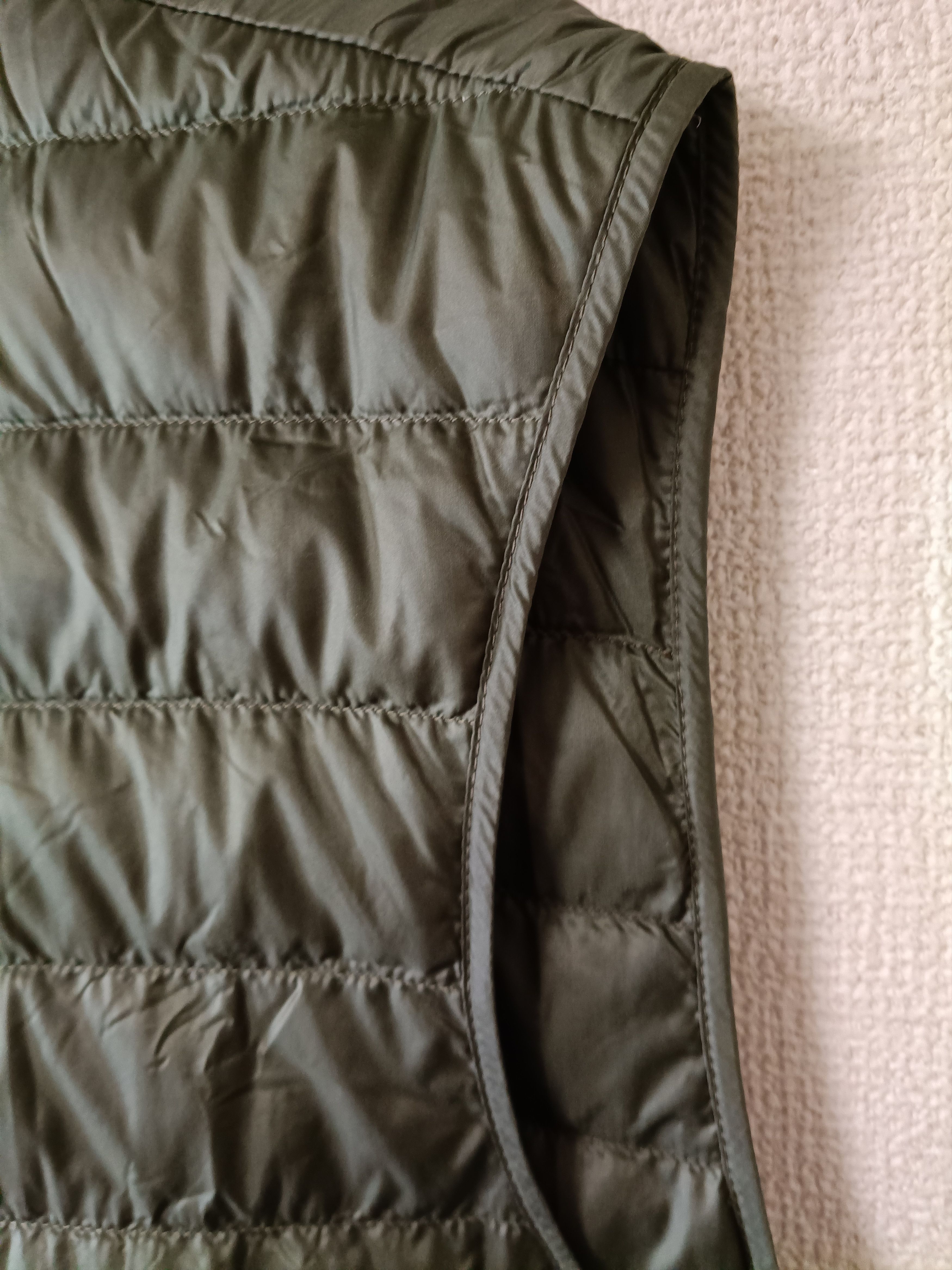 Uniqlo UNIQLO Ultra Light Down V-Neck Compact Vest Olive Size L Size US L / EU 52-54 / 3 - 4 Thumbnail