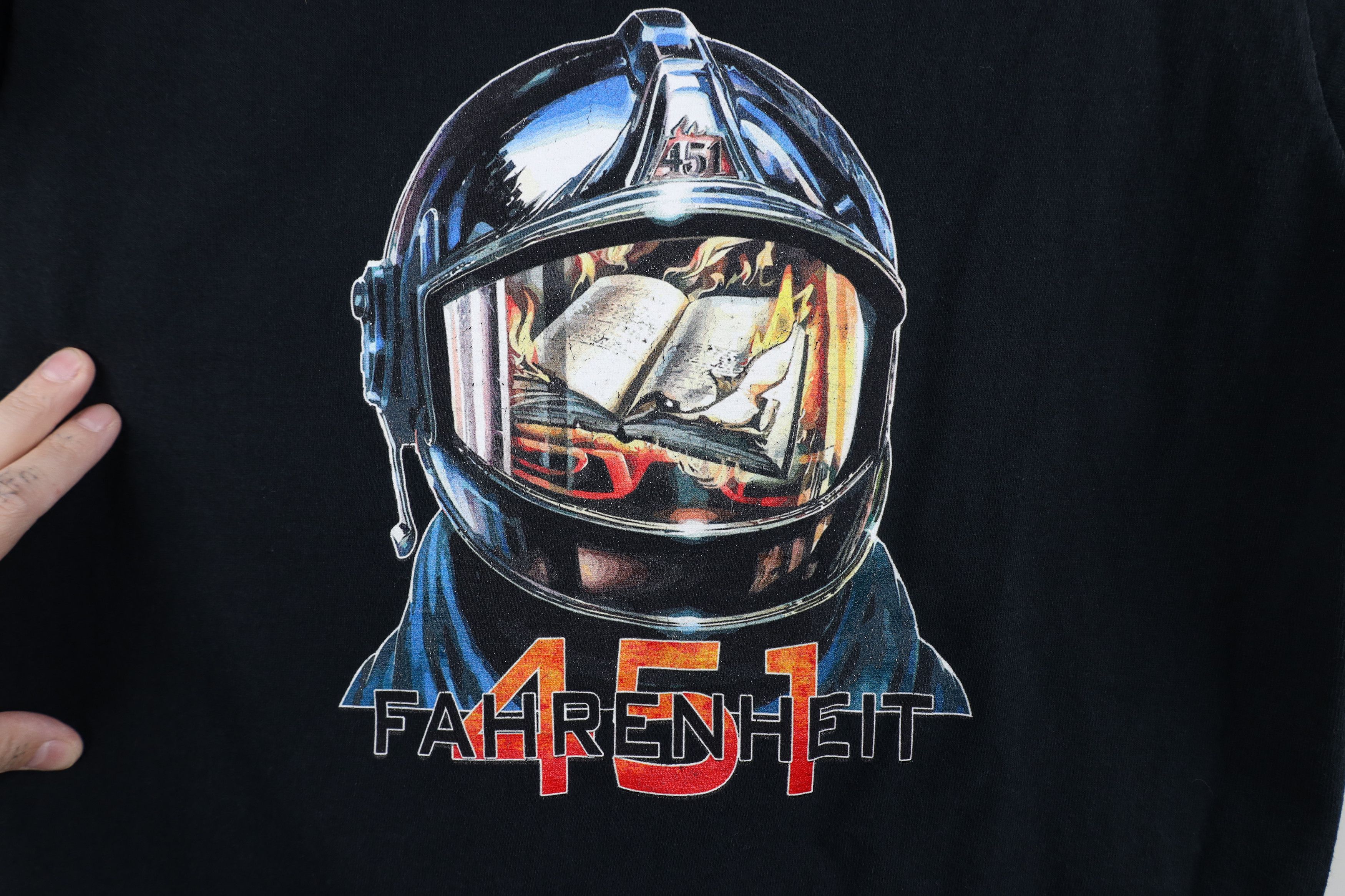 Vintage Vintage Y2K Spell Out Ray Bradbury Fahrenheit 451 T-Shirt Size M / US 6-8 / IT 42-44 - 4 Thumbnail