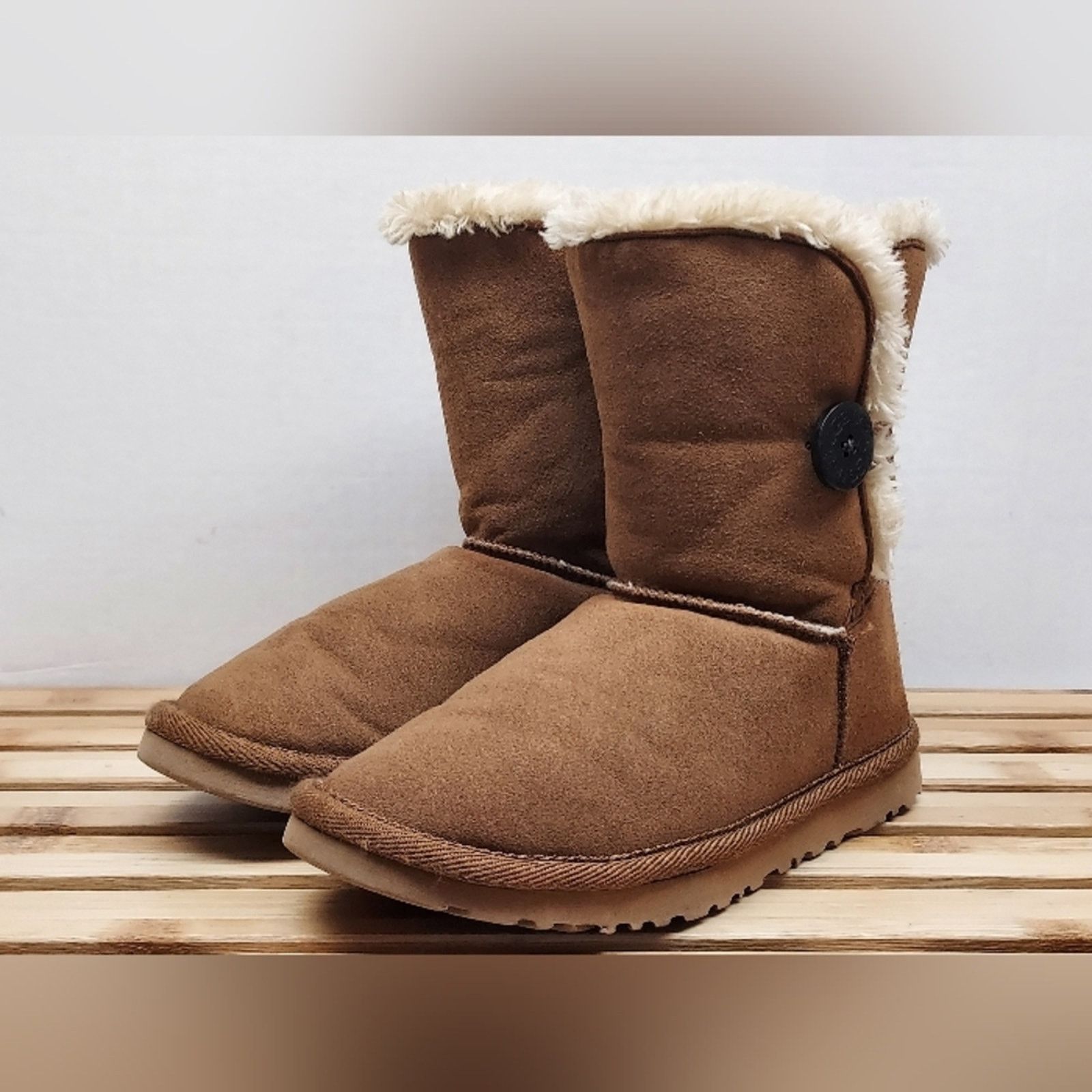 Ugg UGG Womens Chestnut Bailey Button Winter Boots Size 6 Size US 6 / IT 36 - 2 Thumbnail