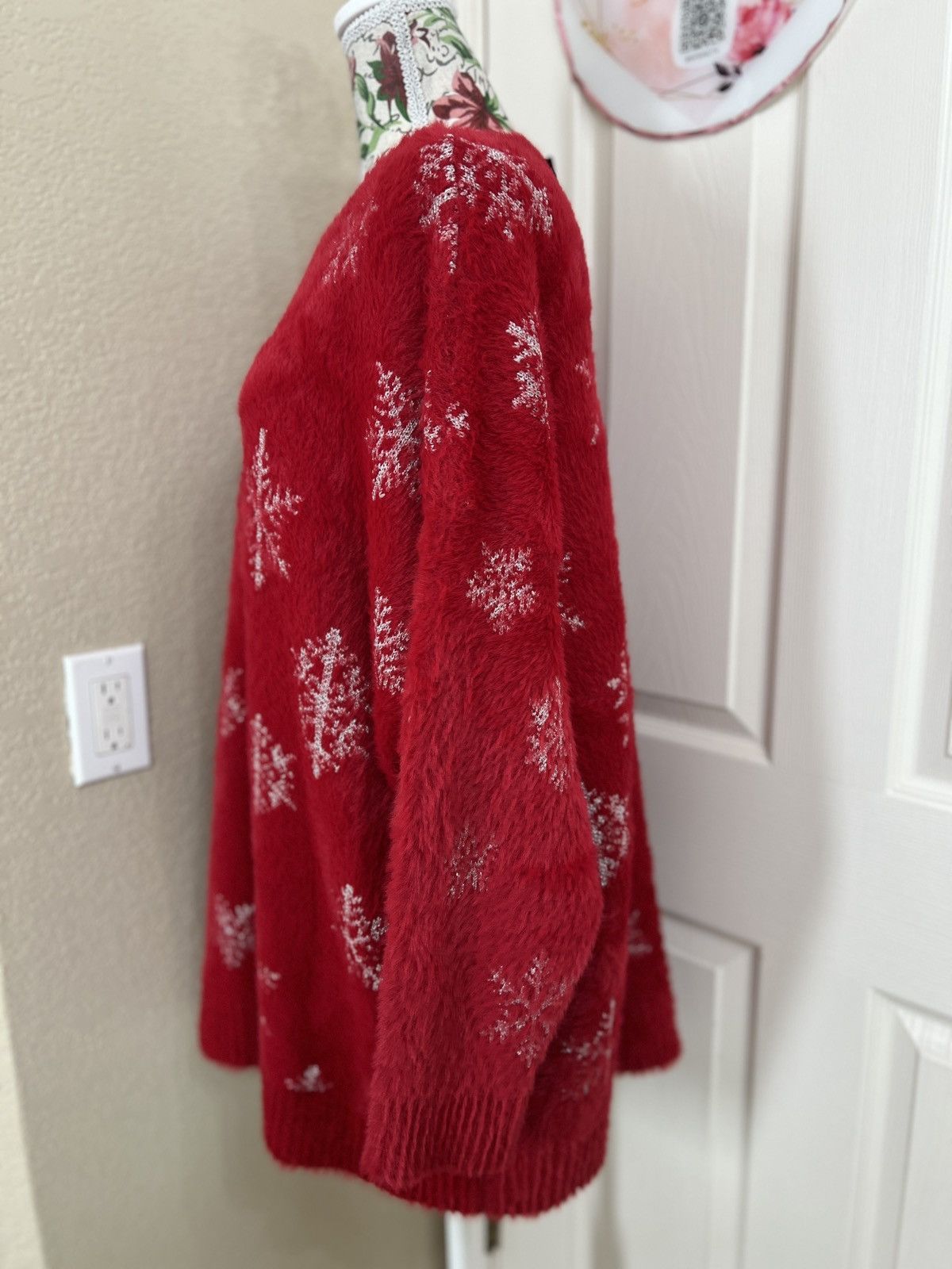Torrid Torrid red fuzzy snowflake crewneck sweater size 3X Size 3XL / US 20-22 - 5 Thumbnail