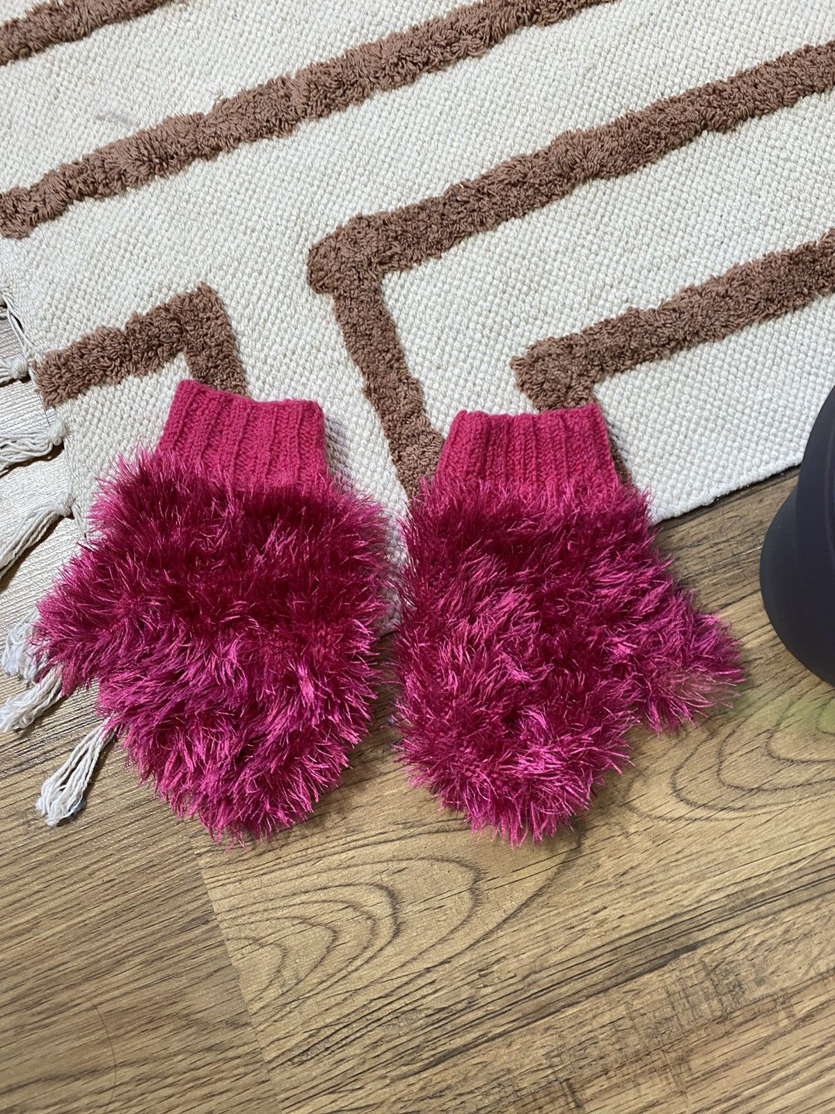 Vintage CUTE FLUFFY MOHAIRE CRIMSON GLOVES MITTENS Size ONE SIZE - 5 Thumbnail