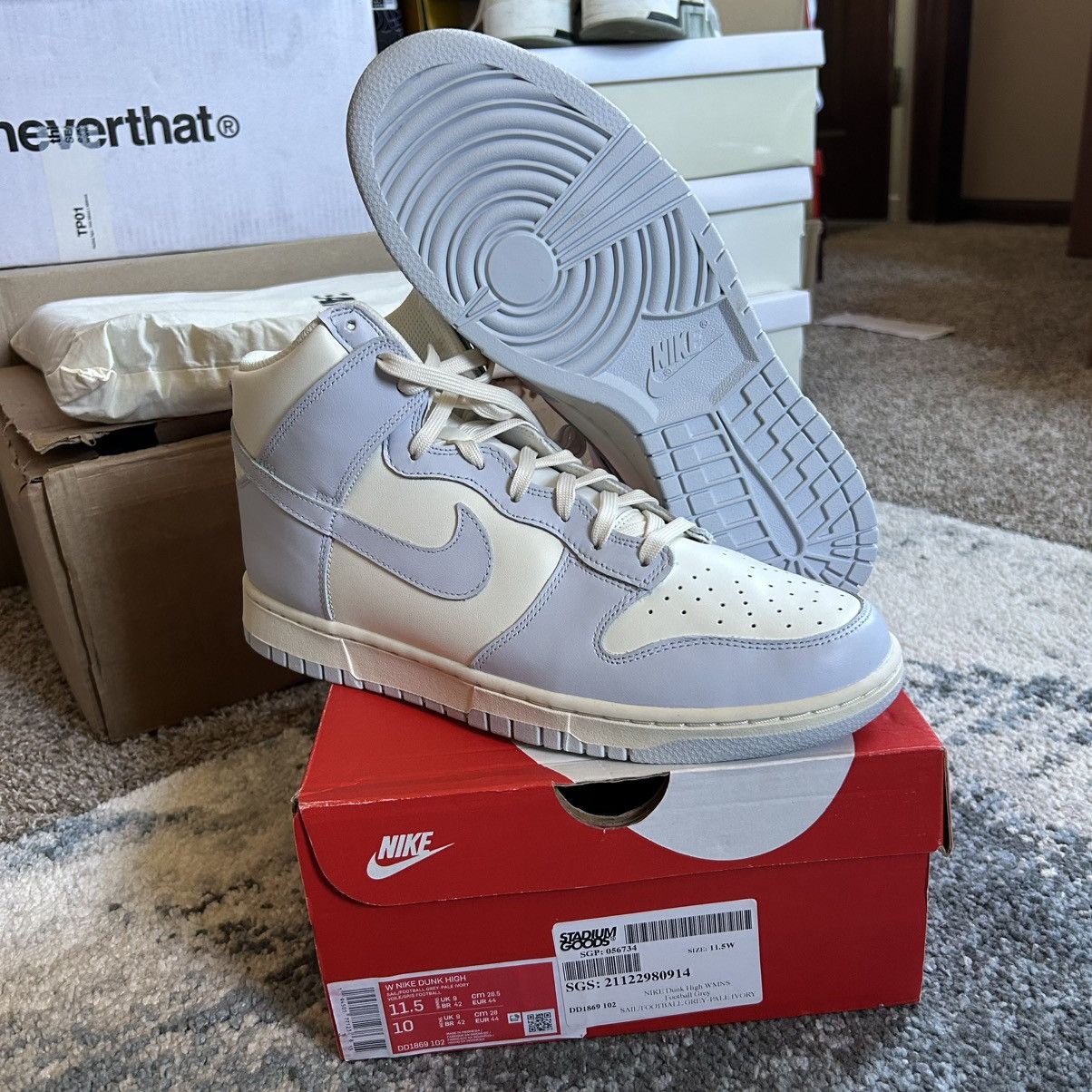 DD1869-102 NiKE DUNK HiGH FOOTBALL GREY SAiL PALE iVORY