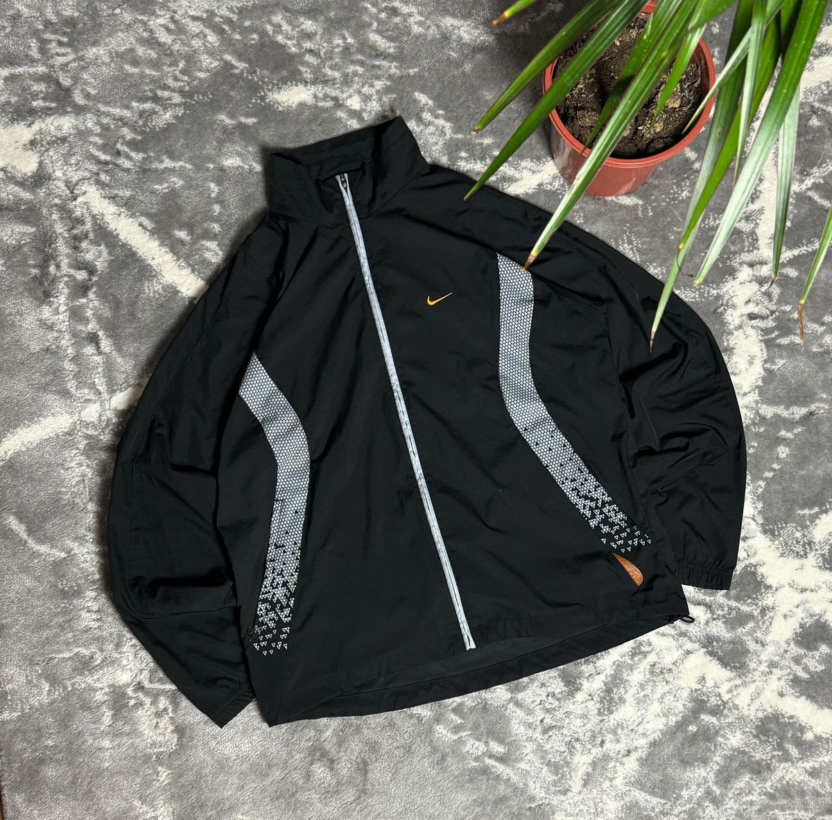 ジャケット・アウター 00s NIKE black nylon teck big logo y2k Vintage Nylon Windbreaker Jacket Nike Drill Swoosh Logo Y2K