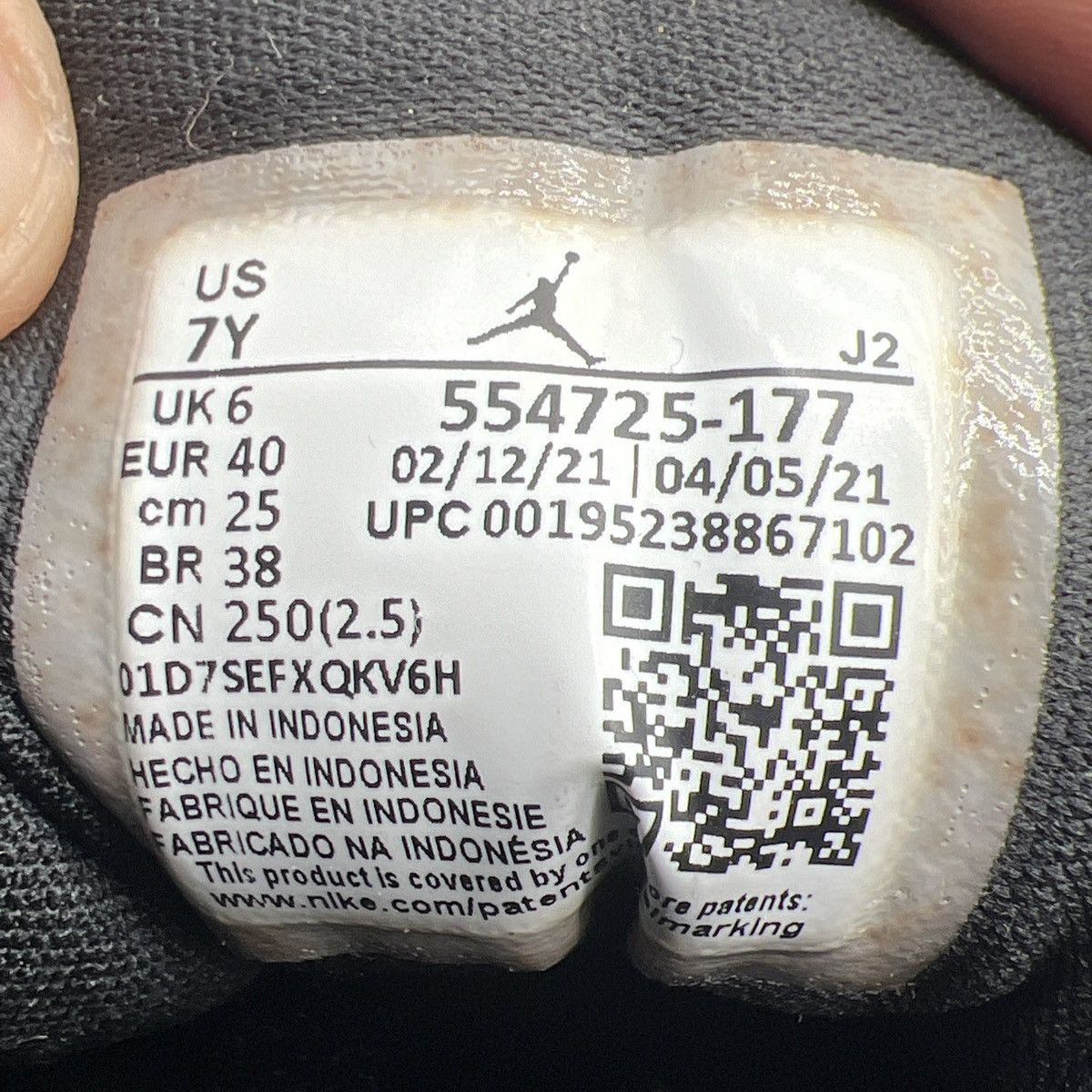 Nike Air Jordan 1 mid black university gold Size US 7 / EU 40 - 8 Thumbnail