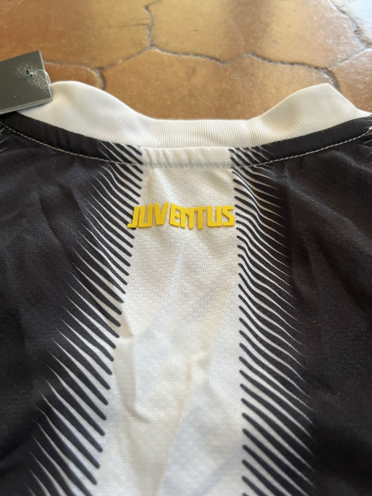 Nike Juventus 2010/11 Home Jersey Nike Dri-Fit (Size M) Size US M / EU 48-50 / 2 - 3 Thumbnail