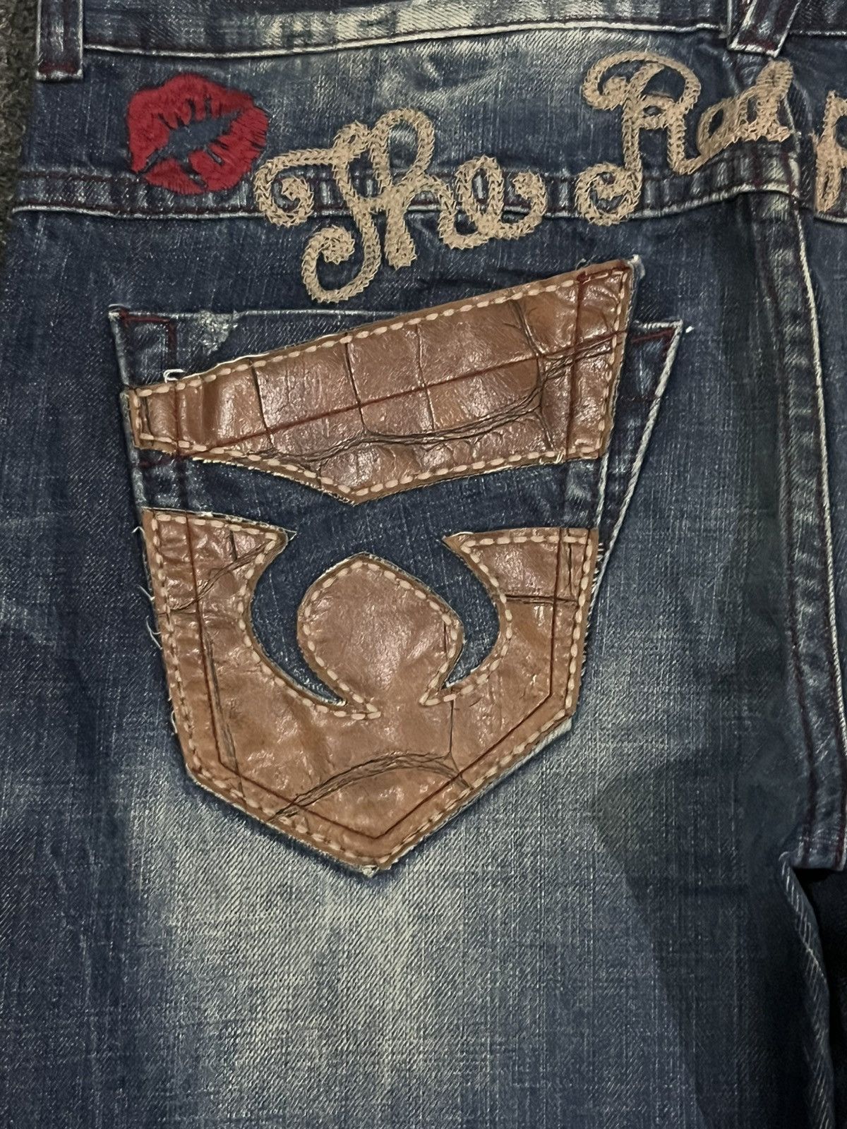 Le Grande Bleu (L.G.B.) Japanese Red & Pepper Slogan Red lips Embroidered Fade Jeans Size US 34 / EU 50 - 7 Thumbnail