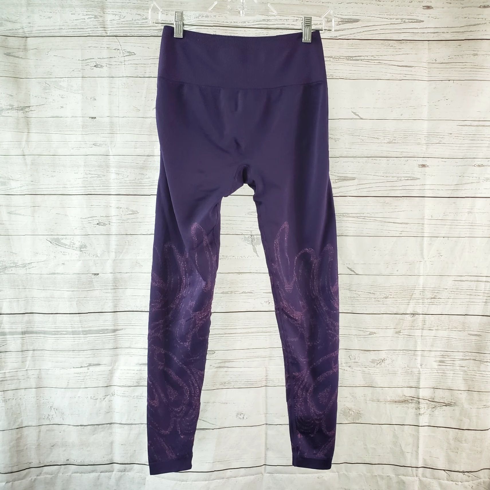 Fabletics Fabletics Womens High Waisted Seamless Cropped Leggings Sz S Purple Cropped leggings Womens Activewear 24 in Inseam 12.5" Waist Nylon Blend Capruple? Size 28" / US 6 / IT 42 - 2 Thumbnail