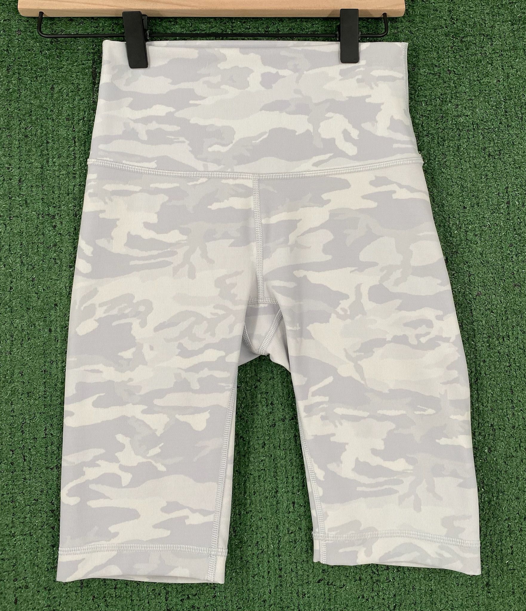 Lululemon Lululemon Wunder Under Camouflage Biker Shorts 4 Size 27" / US 4 / IT 40 - 1 Thumbnail