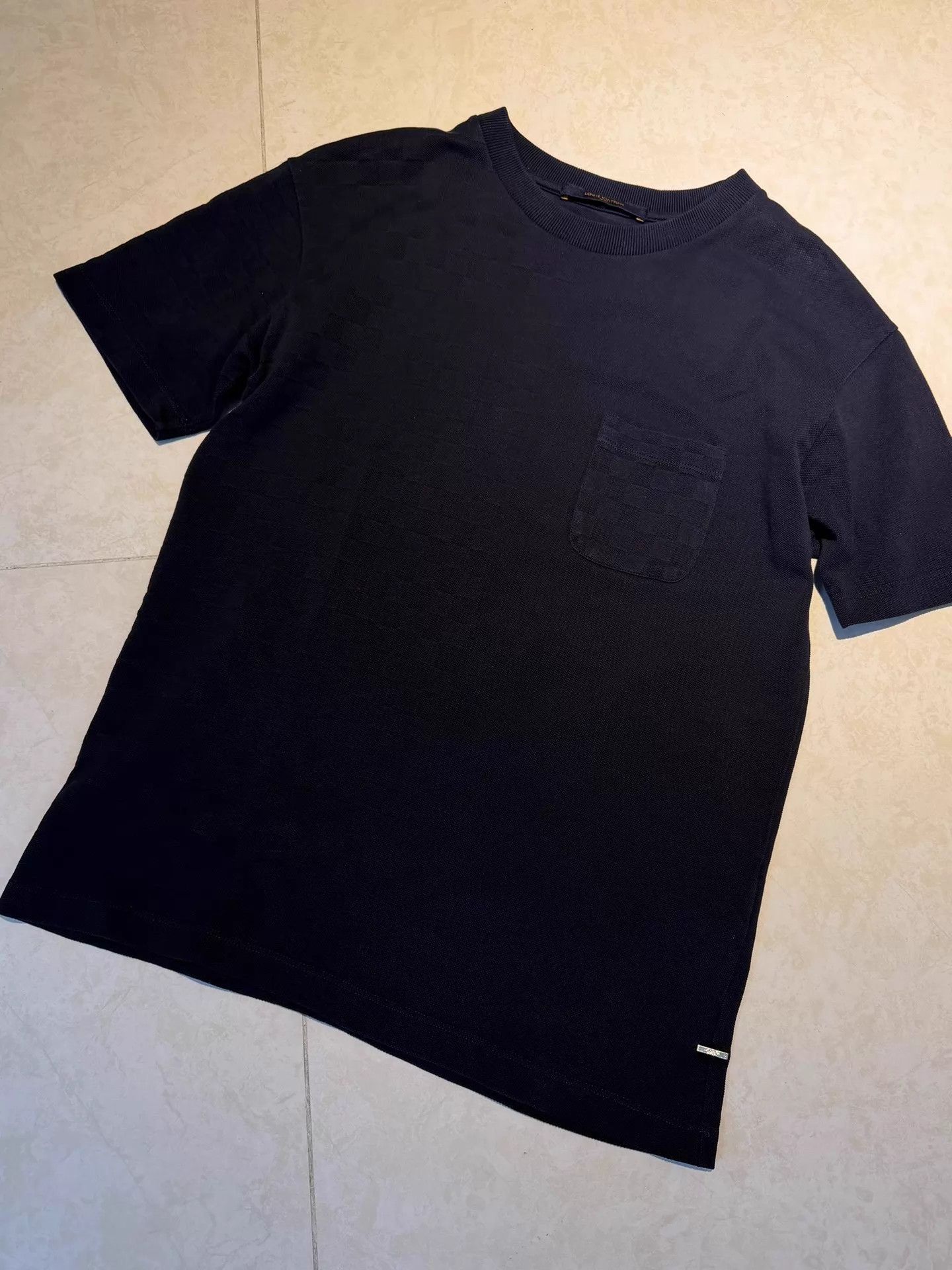 Louis Vuitton LV SS22 Damier Checkerboard Single Pocket Embossed Tee S Size US S / EU 44-46 / 1 - 1 Thumbnail