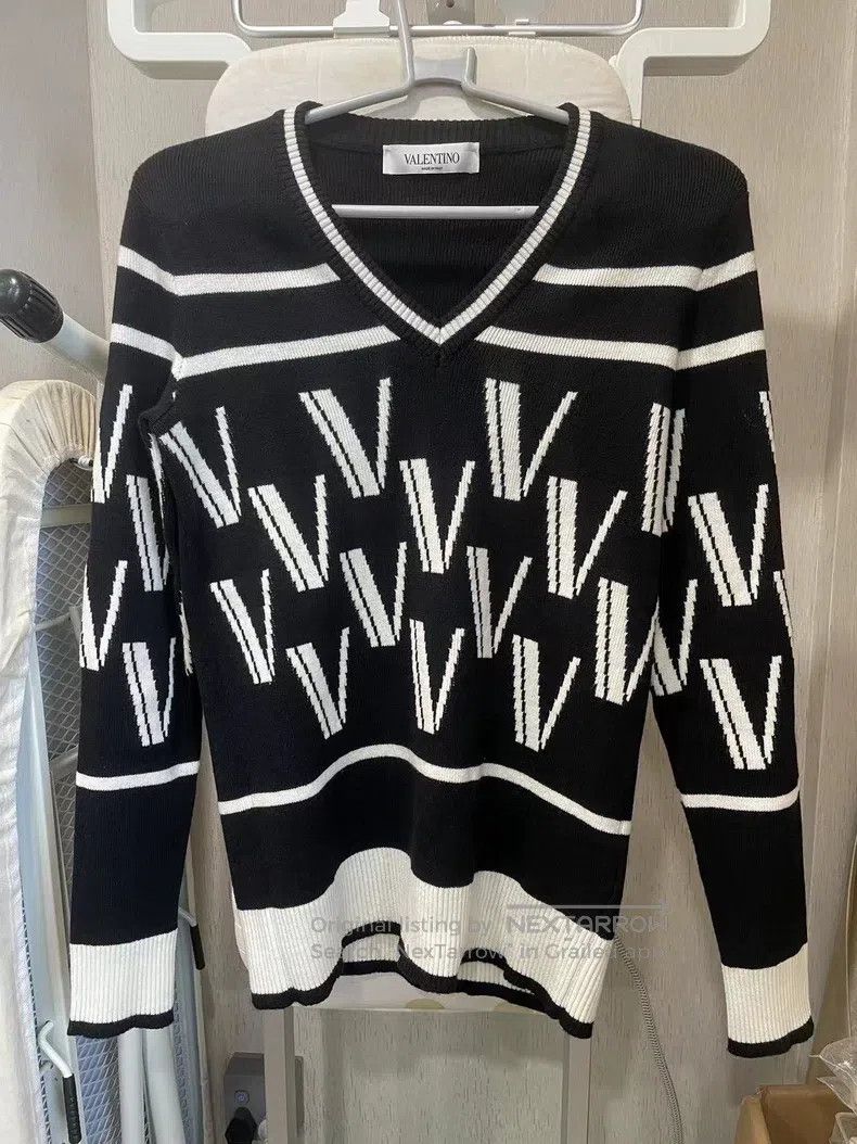Valentino Valentino V-neck knit black and white classic color scheme Size XS / US 0-2 / IT 36-38 - 1 Thumbnail