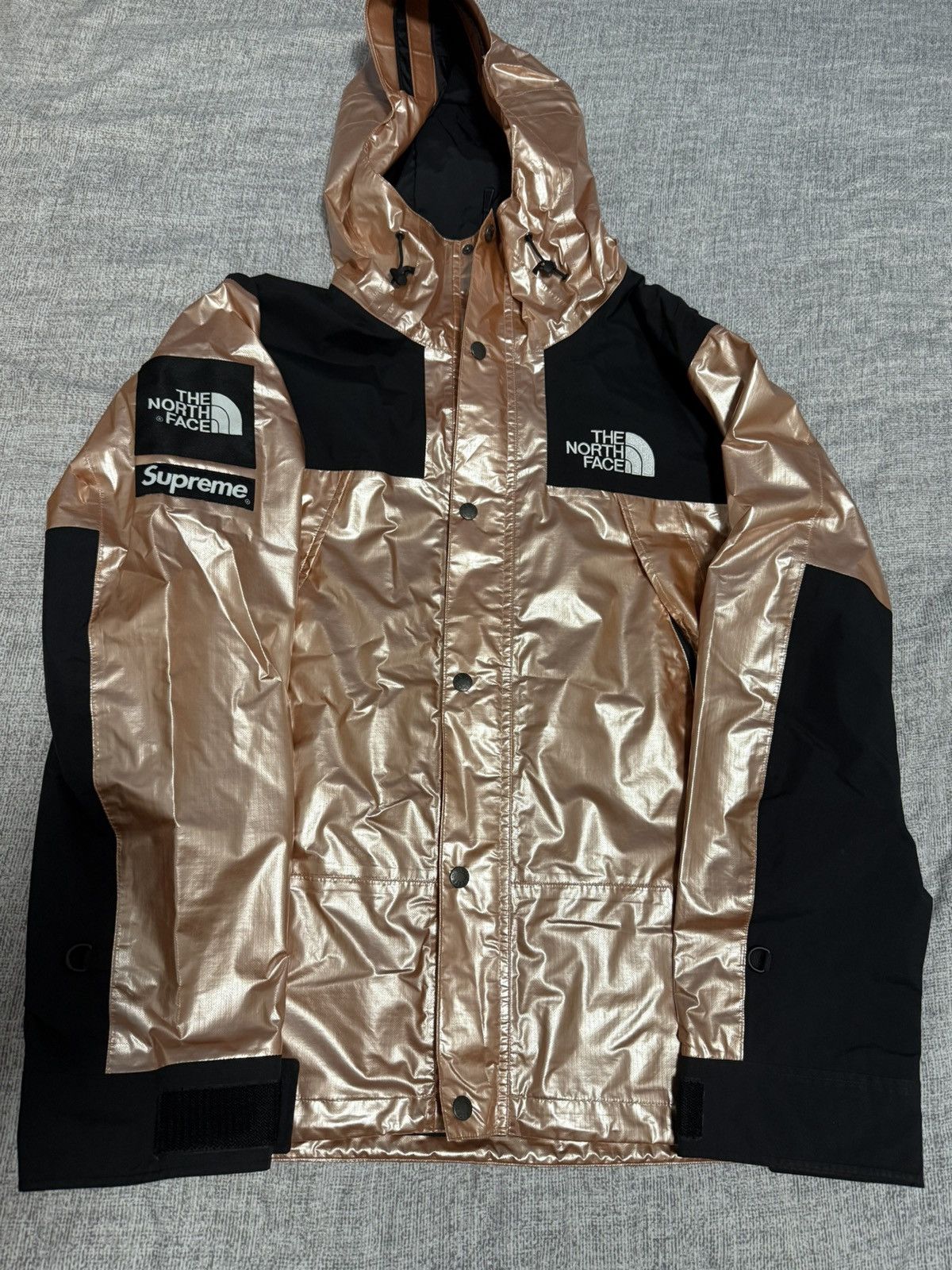 Supreme × The North Face Supreme tnf the north face metallic mountain parka gold rose Size US M / EU 48-50 / 2 - 1 Thumbnail