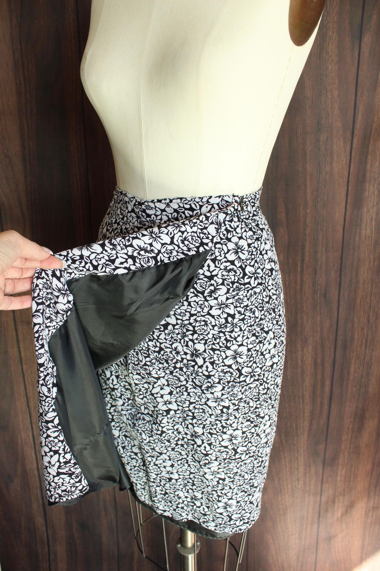 Vintage Vintage 1990s 2000s Wrap Skirt, Liz Claiborne Black and Whit Size 30" / US 8 / IT 44 - 8 Thumbnail