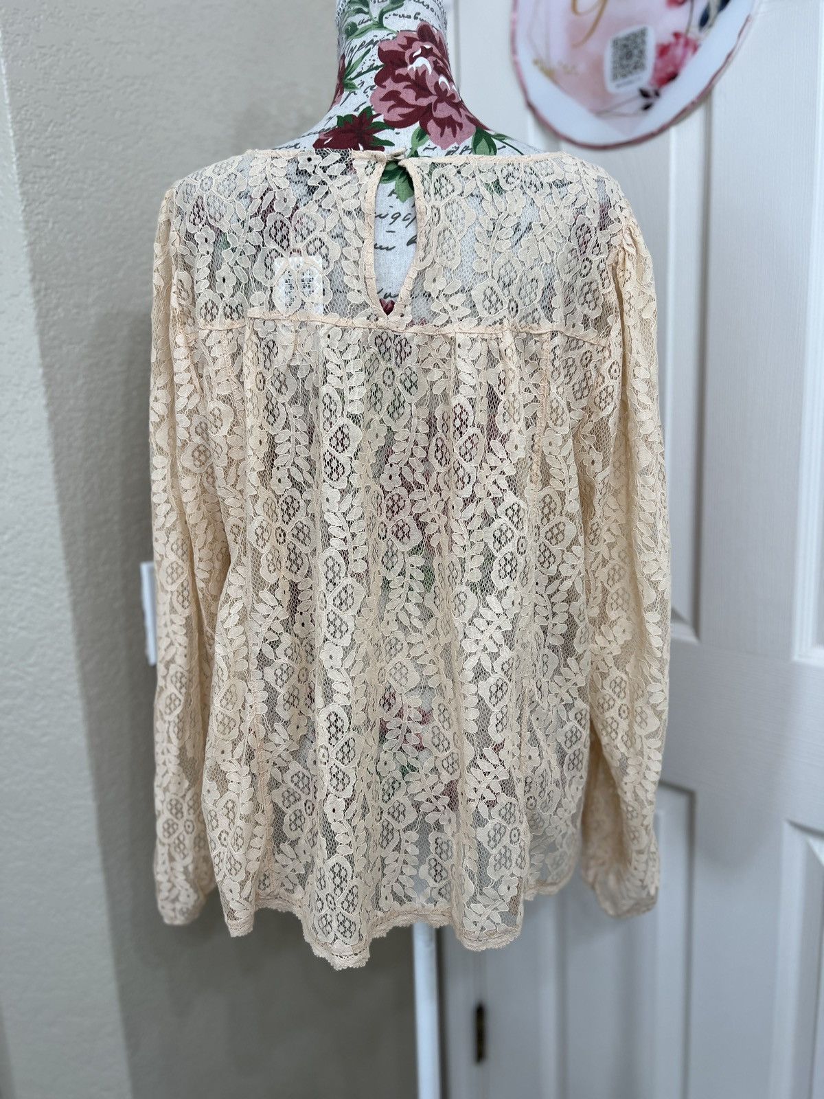 Torrid torrid Beige Lace V-Neck Long Sleeve Blouse Size L / US 10 / IT 46 - 3 Thumbnail
