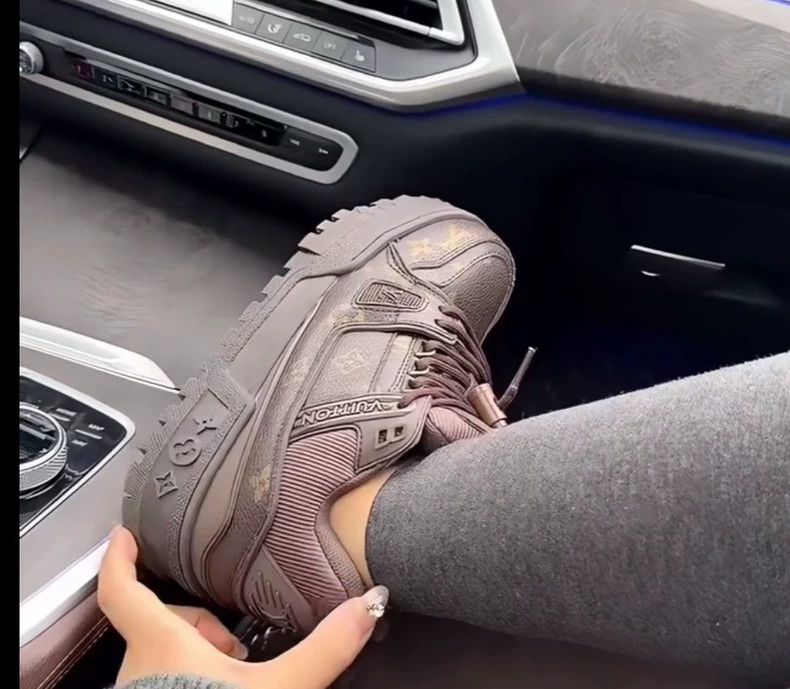 Louis Vuitton Louis Vuitton Trainer Brown Full Print Little Fat Ding sho Size US 5.5 / EU 38 - 8 Thumbnail