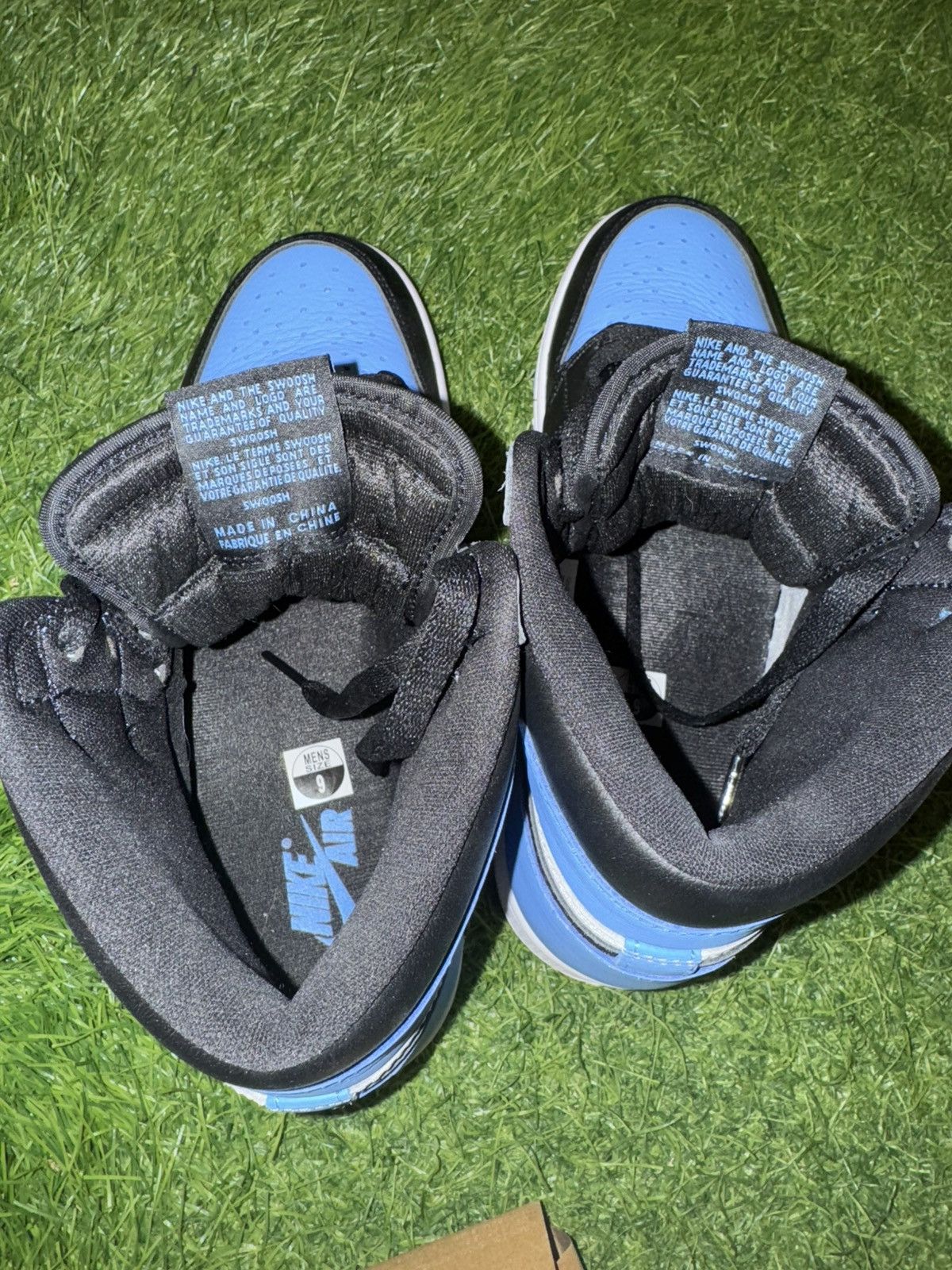 Jordan Brand × Nike Air Jordan 1 Retro High OG 'UNC Toe' Sneakers Size US 9 / EU 42 - 4 Thumbnail