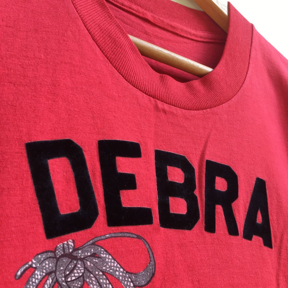 Vintage Vintage Debra 51 Impulse Hanging Shoes Tee Size US L / EU 52-54 / 3 - 4 Thumbnail