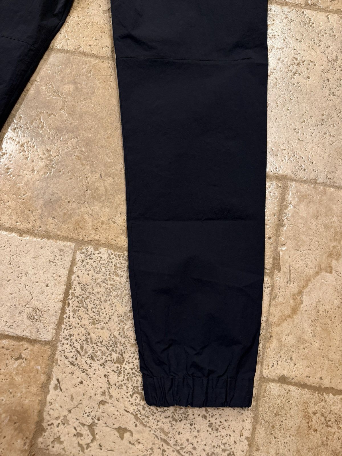 Louis Vuitton Louis Vuitton LV Logo Sample Shell Nylon Black Jogger Pants Size US 32 / EU 48 - 8 Thumbnail