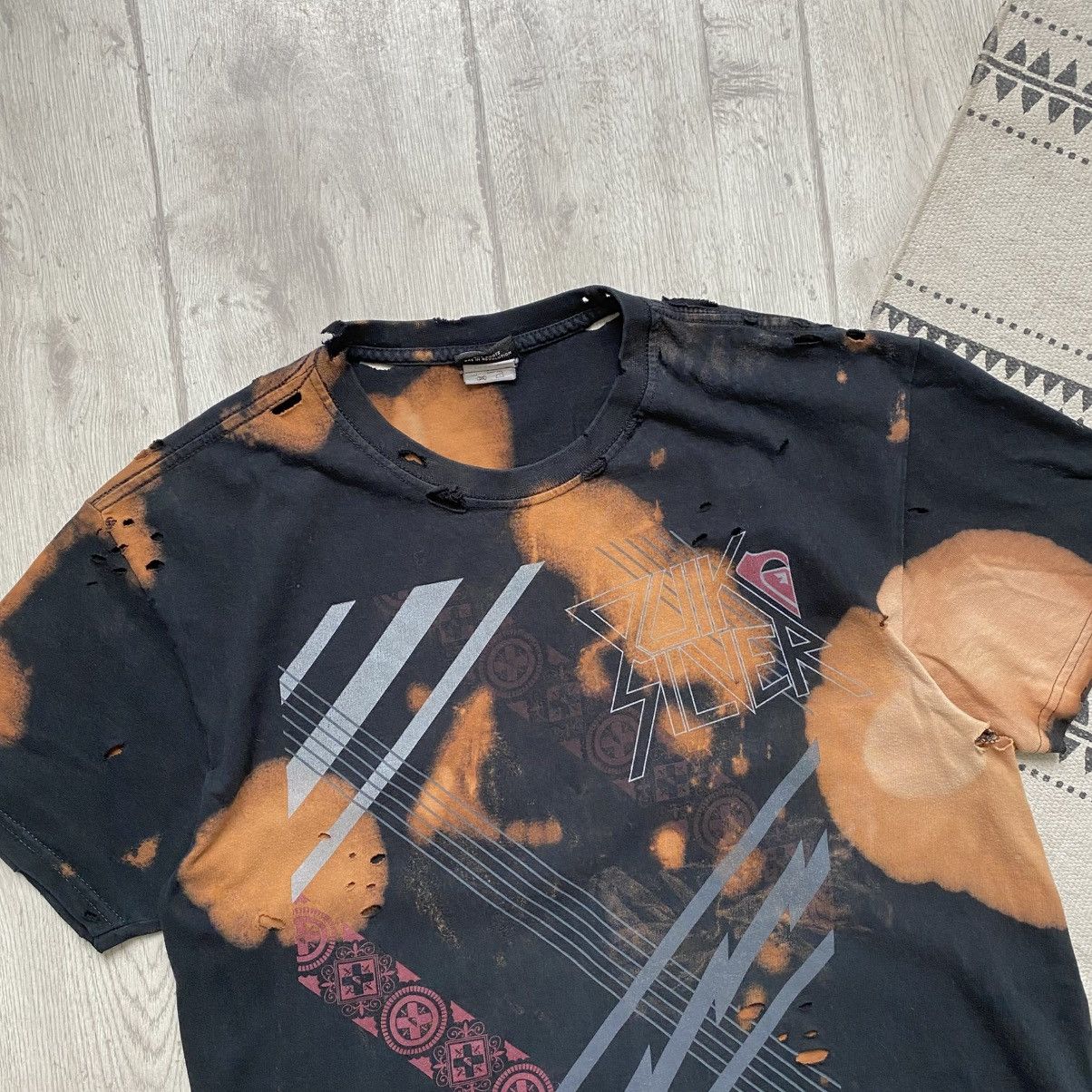 Quiksilver 🏄🏼‍♂️Trashed Vintage 90s Quiksilver Tee Y2K Skater t-shirt Size US M / EU 48-50 / 2 - 2 Thumbnail