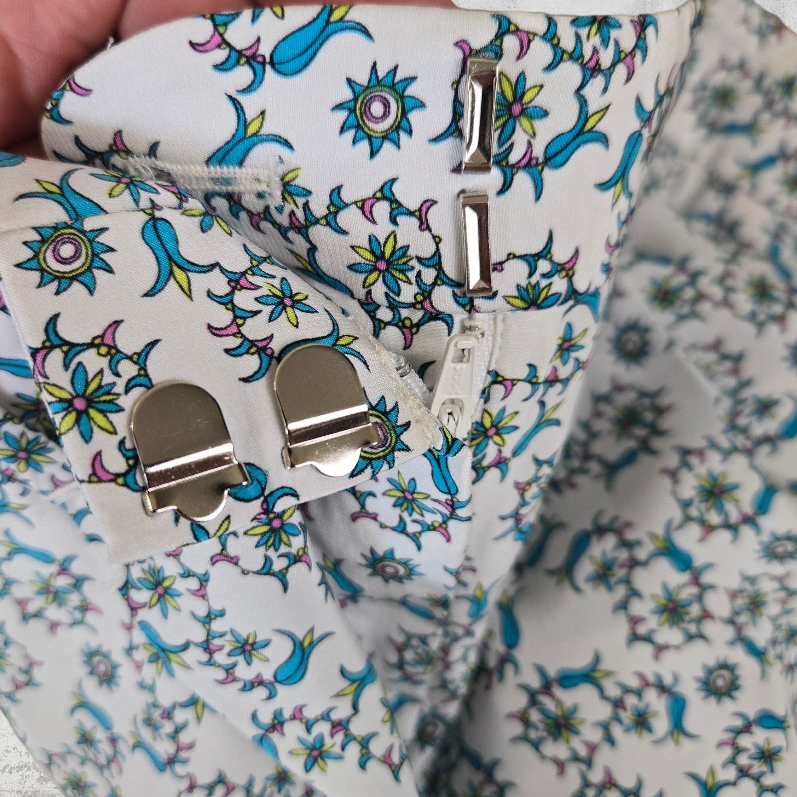 Theory White Blue Floral Silk Tapered Boho Whimsy Trousers Size 0 Size 25" / US 0 / IT 36 - 8 Thumbnail