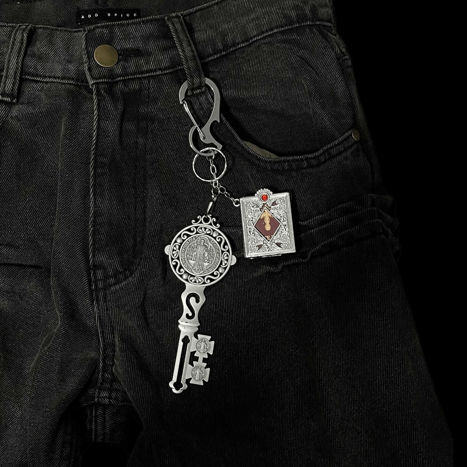 Jewelry Vintage Inspired Keyring - Ornate Key & Medallion Charm in Silver, Men's