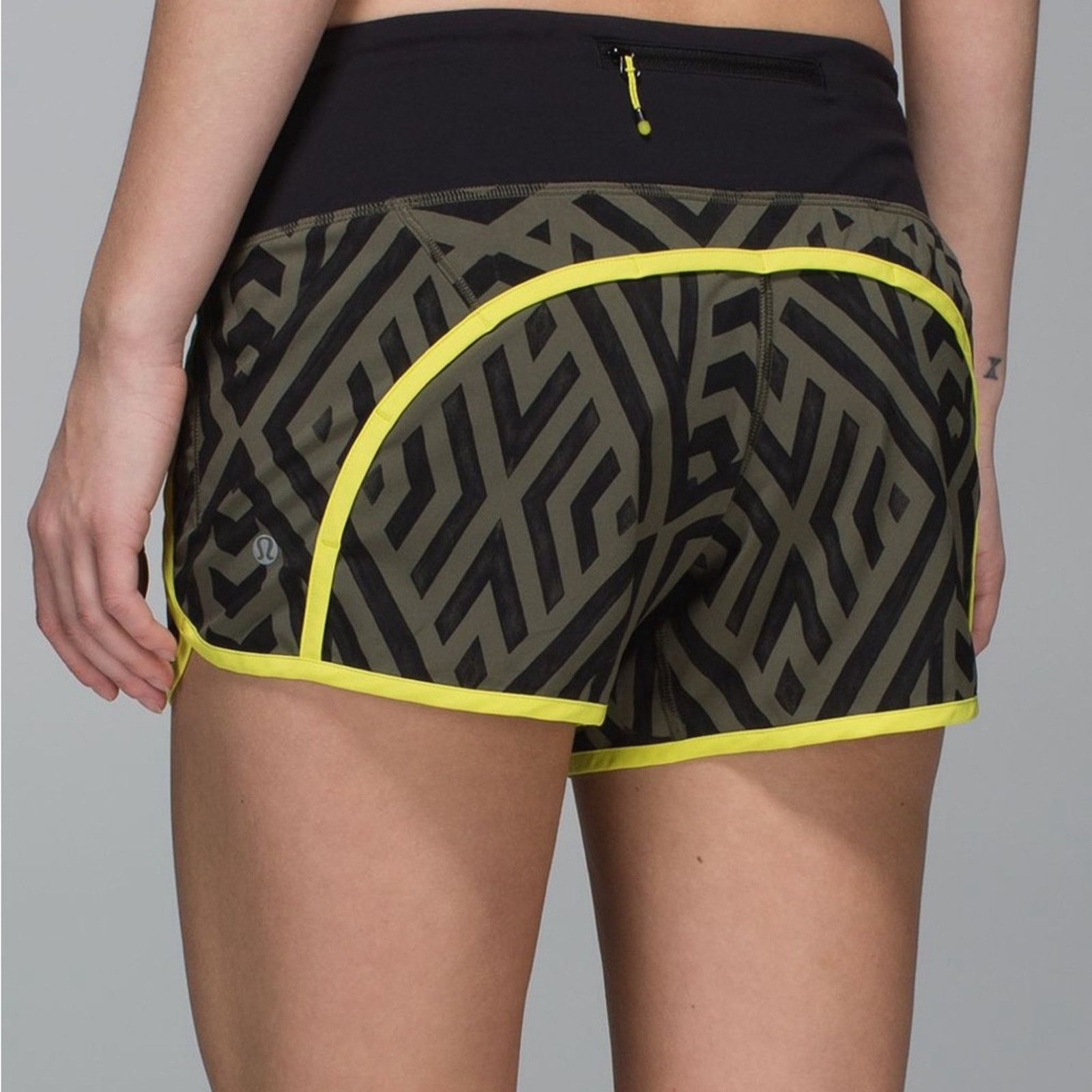 Lululemon Lululemon Run Times Short *4-way Stretch Chevron Shuffle EUC Size 27" / US 4 / IT 40 - 2 Thumbnail