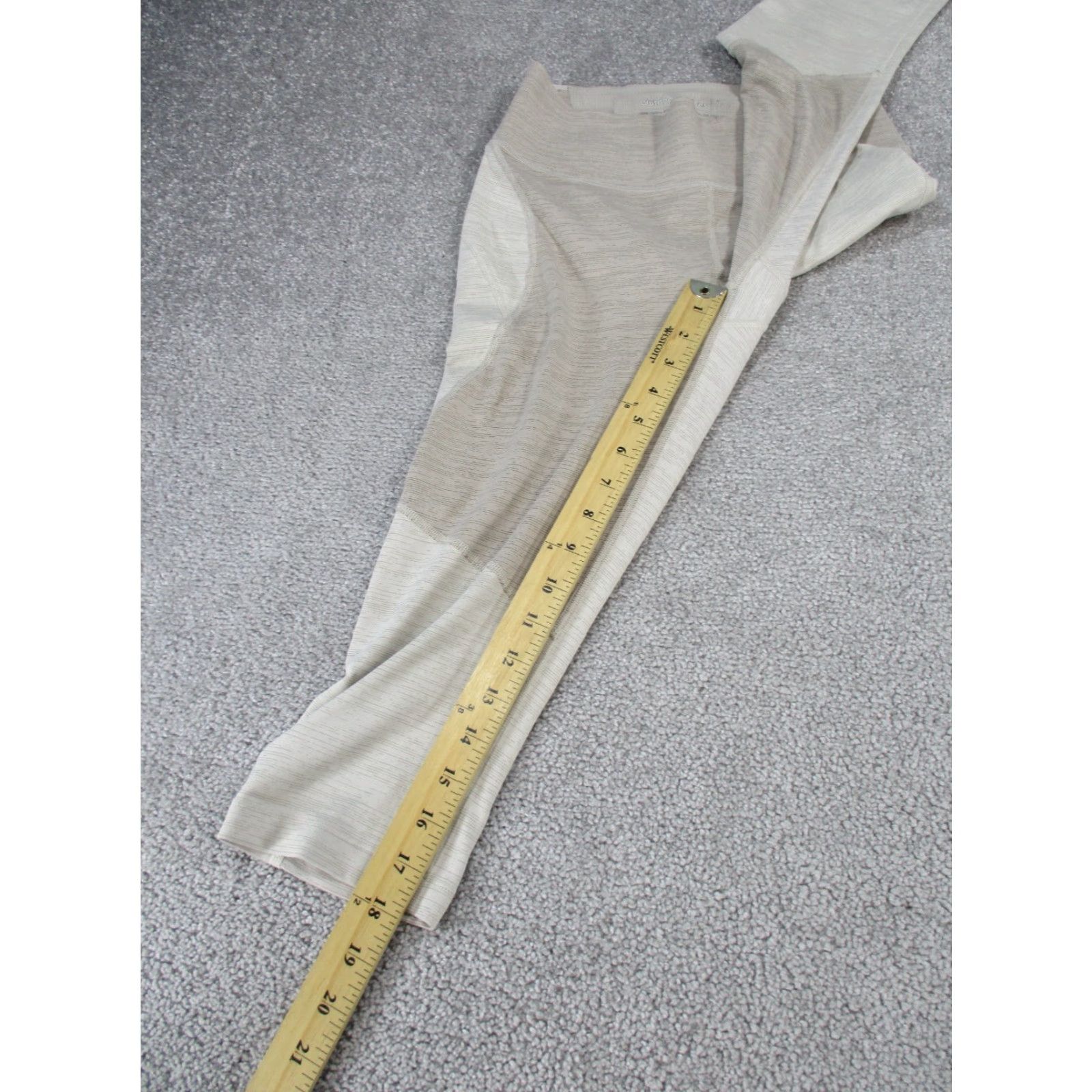 Outdoor Voices Outdoor Voices Leggings Womens Small Beige Capri Crop Colorblock Athleisure Gym & Training Running Yoga Size 28" / US 6 / IT 42 - 2 Thumbnail