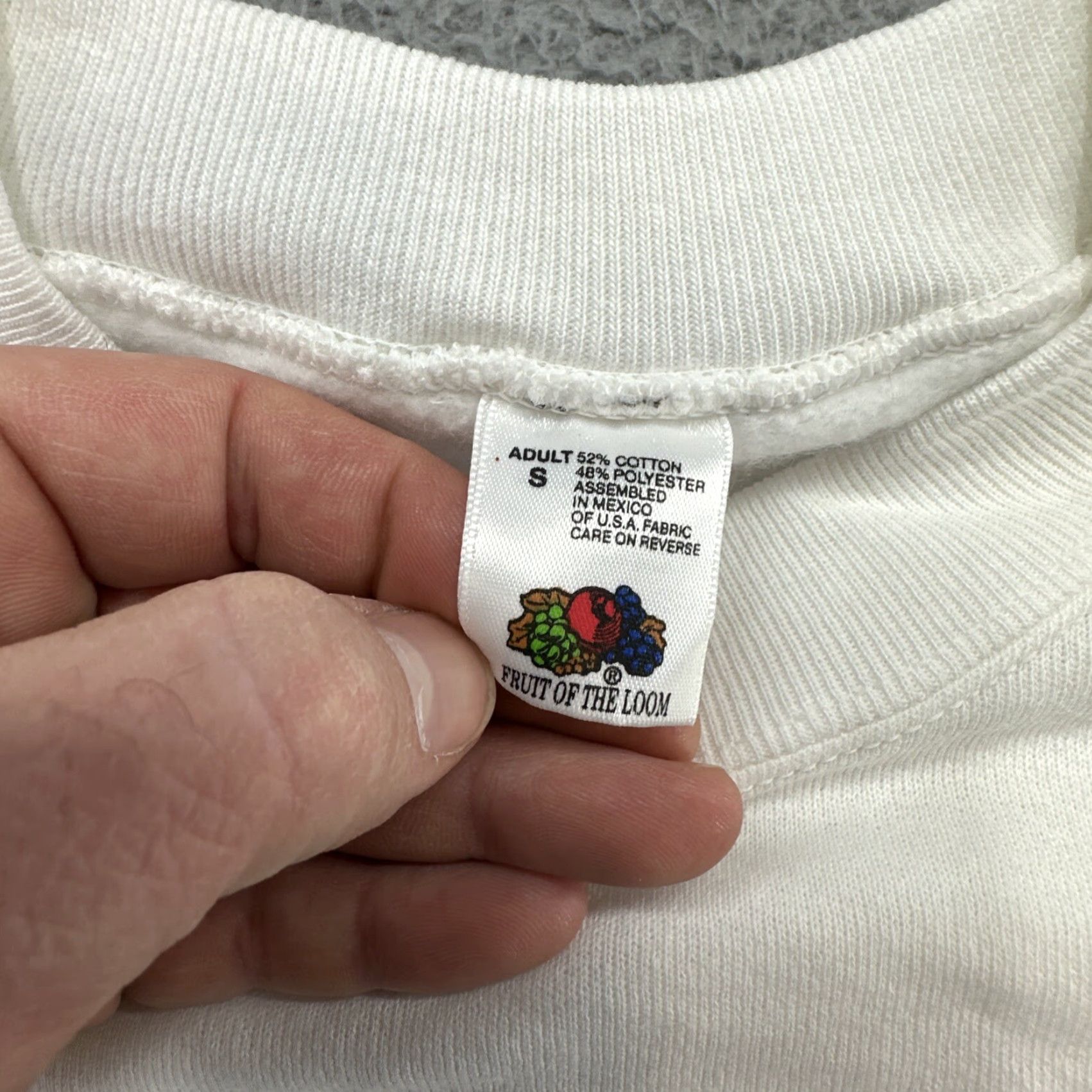 Fruit Of The Loom Fruit of the Loom Sweatshirt Small White Snow Pursuit Crew Neck Pullover Mens S Vintage No Size US S / EU 44-46 / 1 - 7 Thumbnail