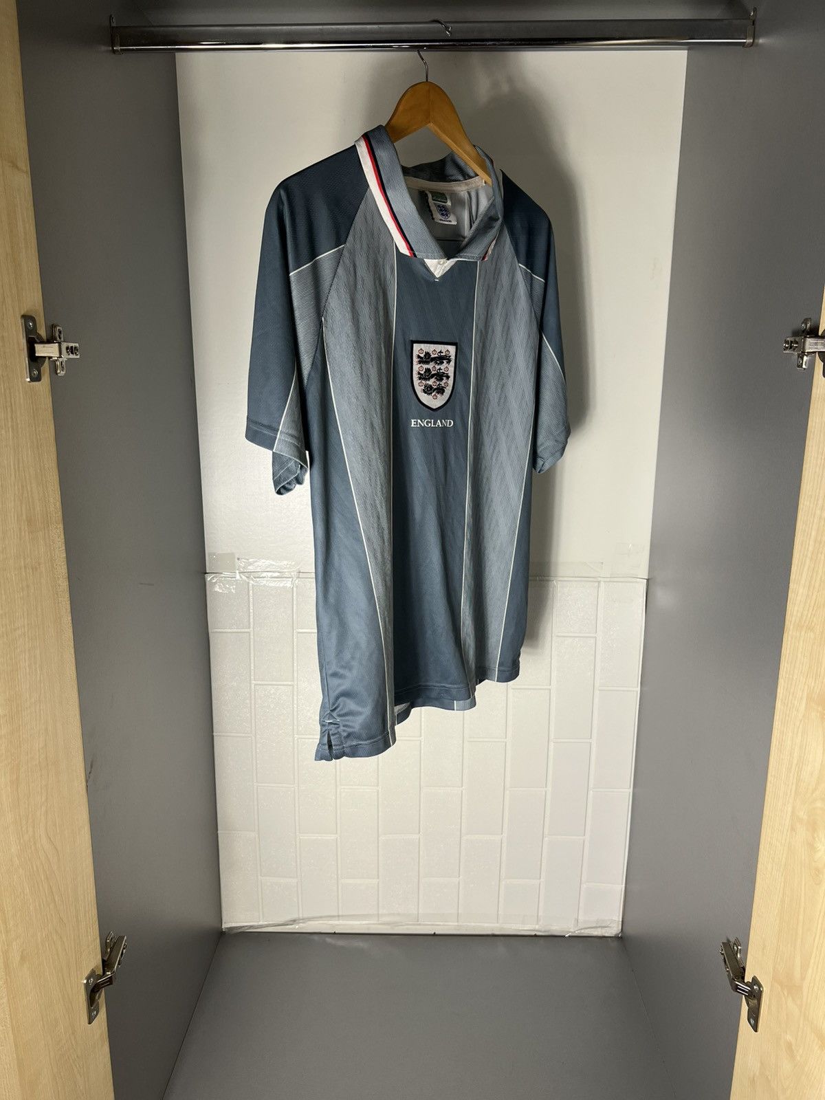 Vintage VERY RARE UMBRO ENGLAND RETRO SOCCER JERSEY MANCHESTER 90s Y2K Size US L / EU 52-54 / 3 - 5 Thumbnail