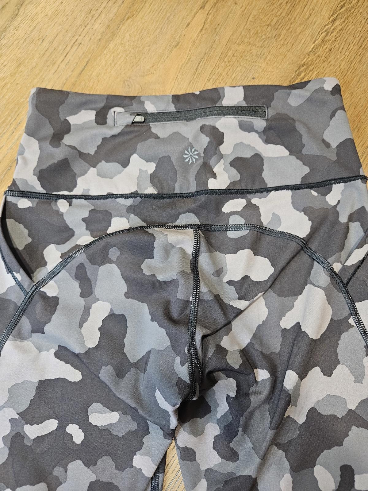 Designer Athleta Stylish Camouflage Workout Leggings #290 Size 26" / US 2 / IT 38 - 3 Thumbnail