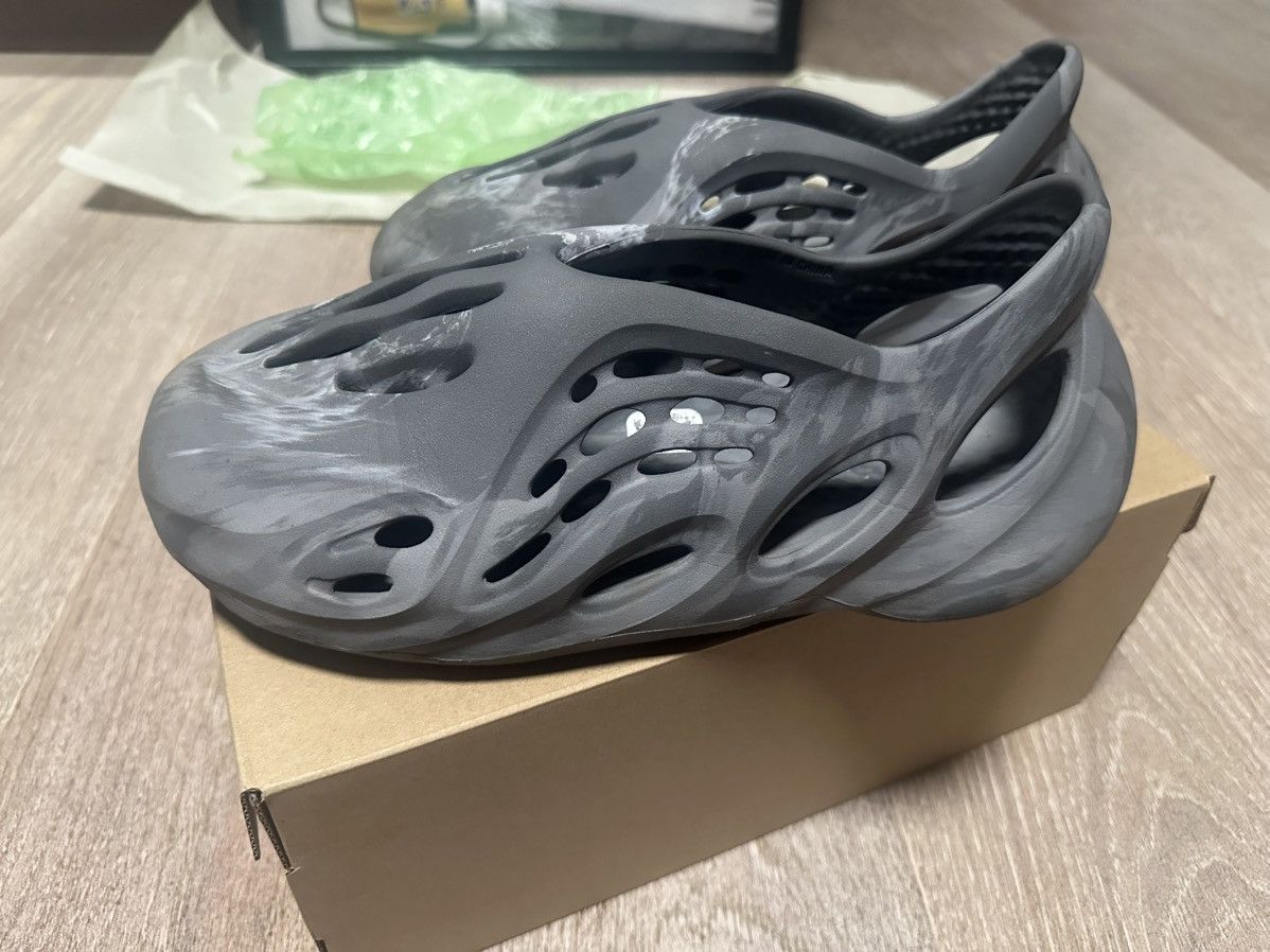 Yeezy Yeezy Foam RNR MX Granite Size US 9 / EU 42 - 3 Thumbnail