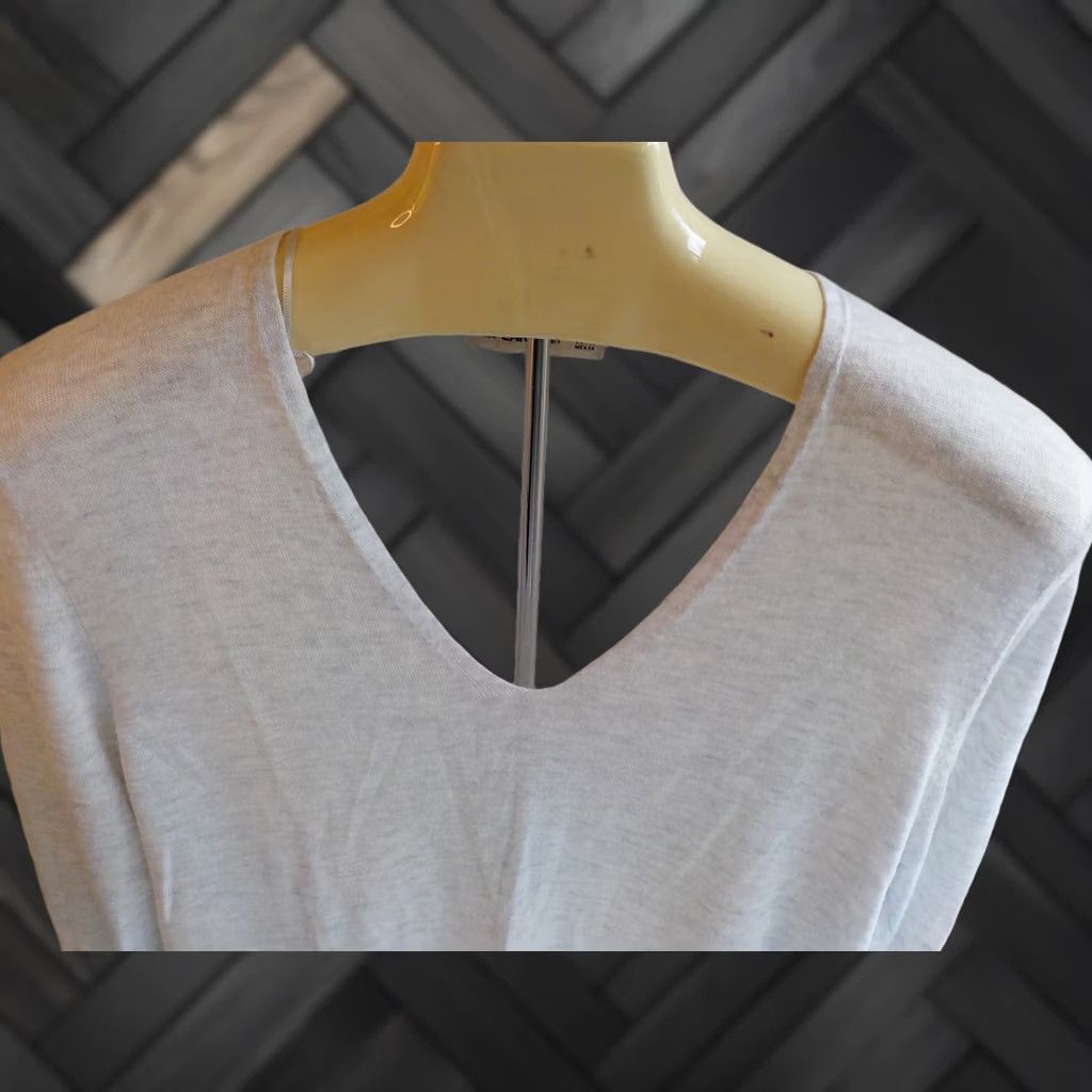 Zara VINTAGE ZARA KNIT V-Neck Lightweight Pullover Sweater Ivory Gray XS Womens Knit Pullover Long Sleeve Slit Cuffs 29 Length 26.5 Sleeve Great Condition Size XS / US 0-2 / IT 36-38 - 1 Thumbnail