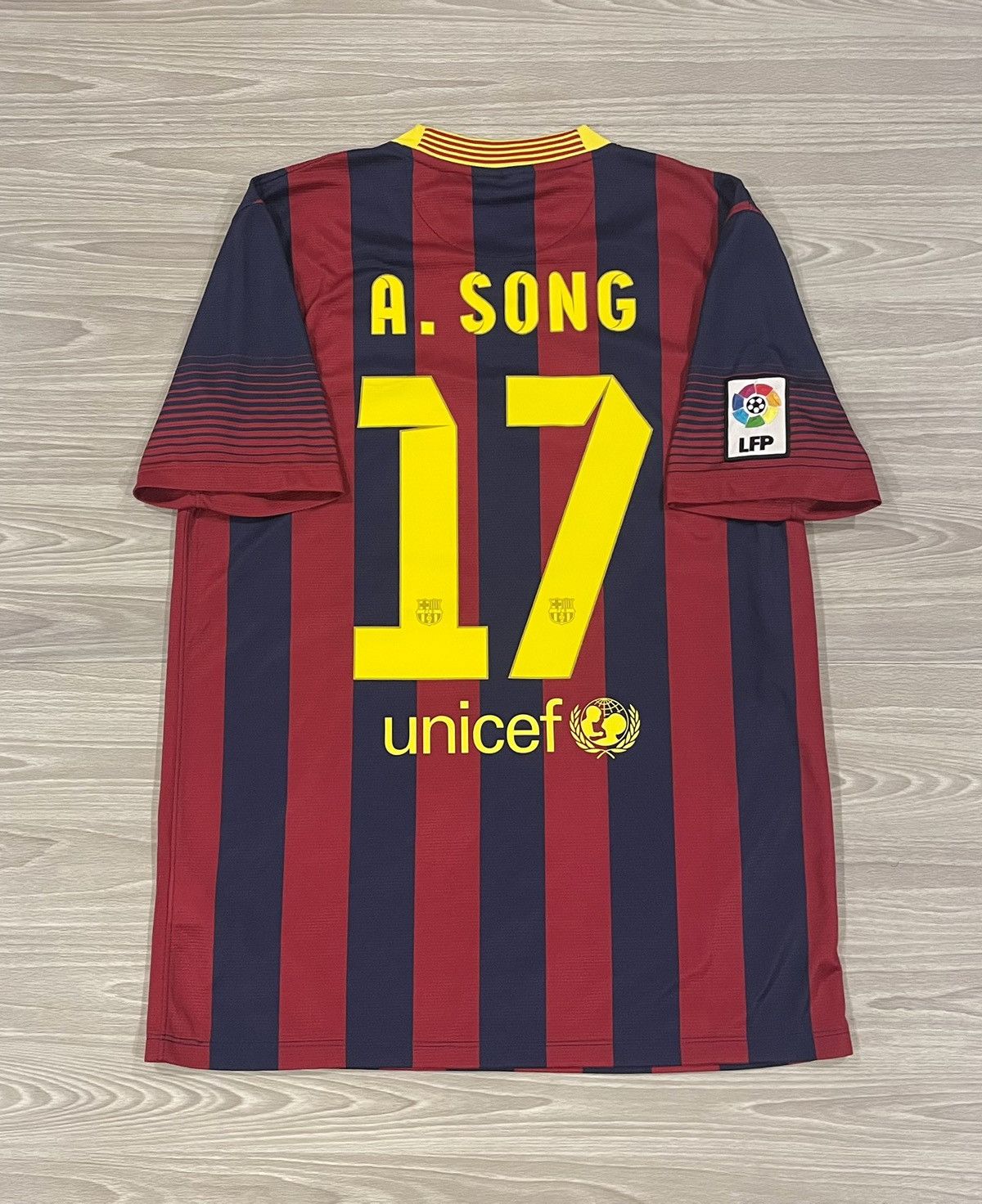 Nike Nike 2013/14 Barcelona Alex Song Soccer Jersey Men’s Medium Size US M / EU 48-50 / 2 - 1 Thumbnail
