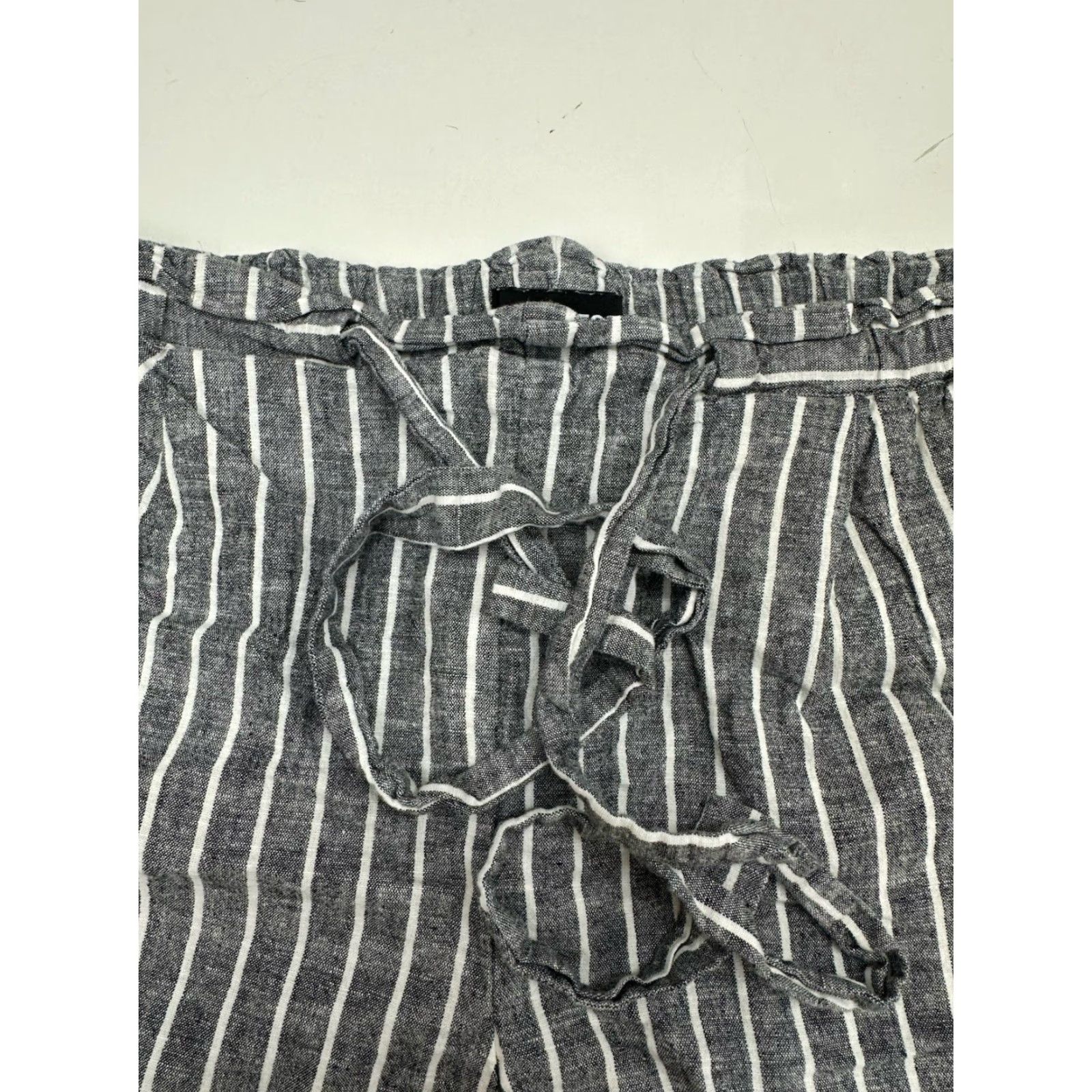 Express Express Womens Shorts Striped Chambray High Rise Elastic Waist Large Gray Size 36" / US 14 / IT 50 - 2 Thumbnail
