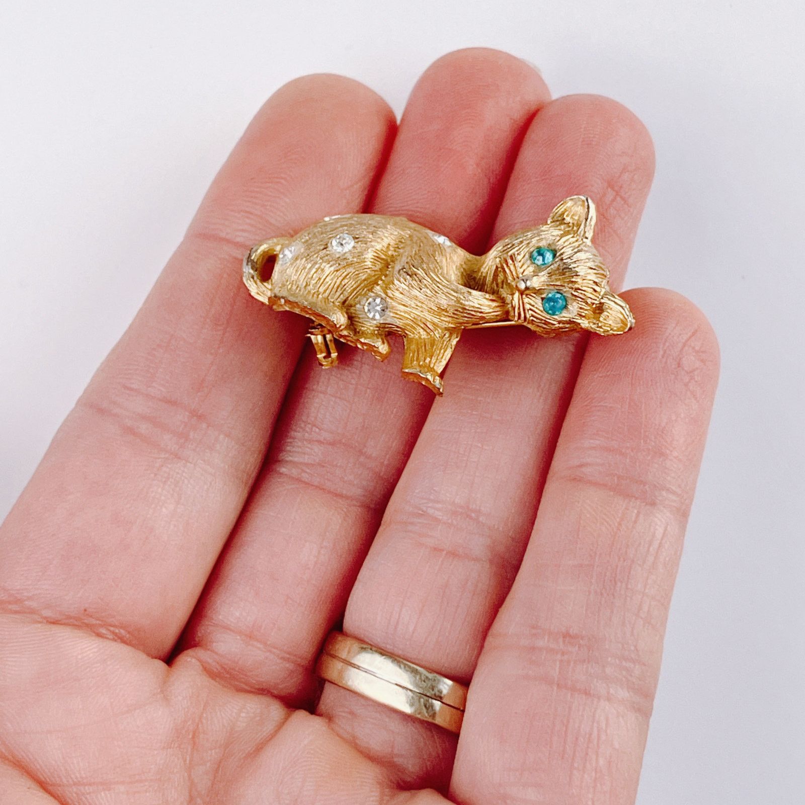 Vintage VTG Mid Century Gold Tone Cat Brooch Aqua Rhinestone Size ONE SIZE - 4 Thumbnail