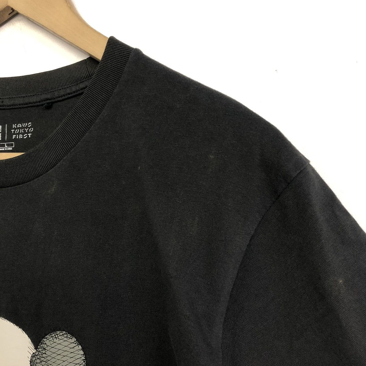 Kaws KAWS Tokyo First X Uniqlo Graphic Tshirt Size US L / EU 52-54 / 3 - 10 Thumbnail
