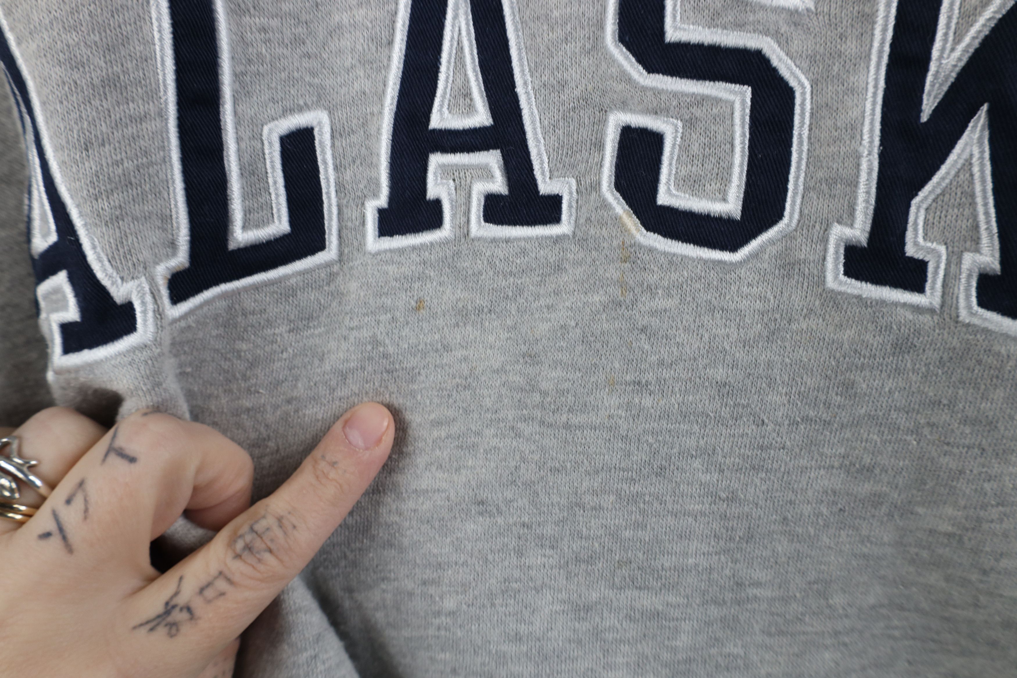 Vintage Vintage 90s Y2K Streetwear Spell Out Alaska Sweatshirt Size US M / EU 48-50 / 2 - 5 Thumbnail