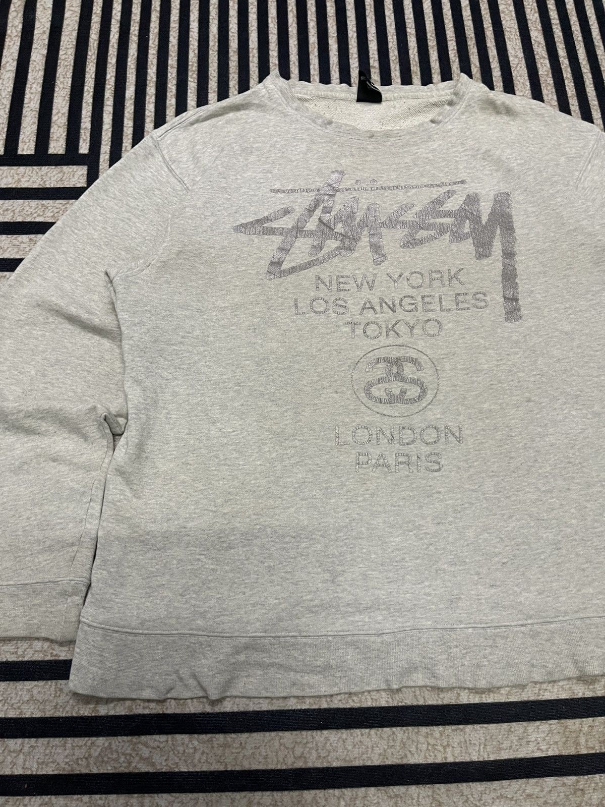 Stussy Y2K STUSSY WORLDTOUR SWEATSHIRT GOLDPRINT Size US XL / EU 56 / 4 - 4 Thumbnail