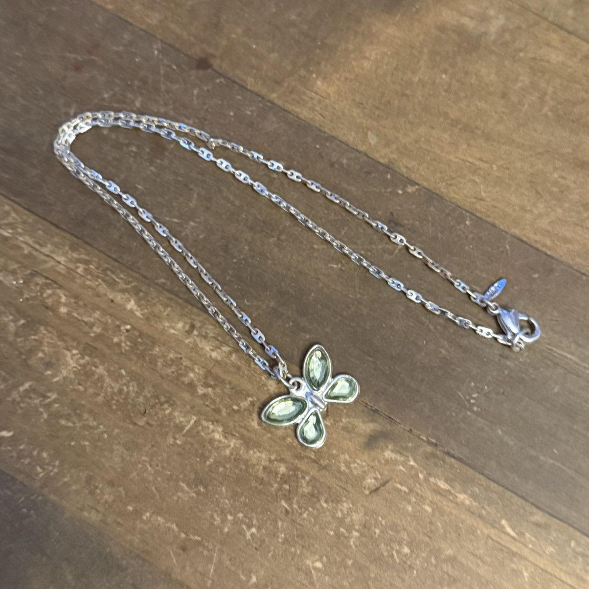 Other Avon silver tone green stones butterfly pendant necklace Size ONE SIZE - 3 Thumbnail