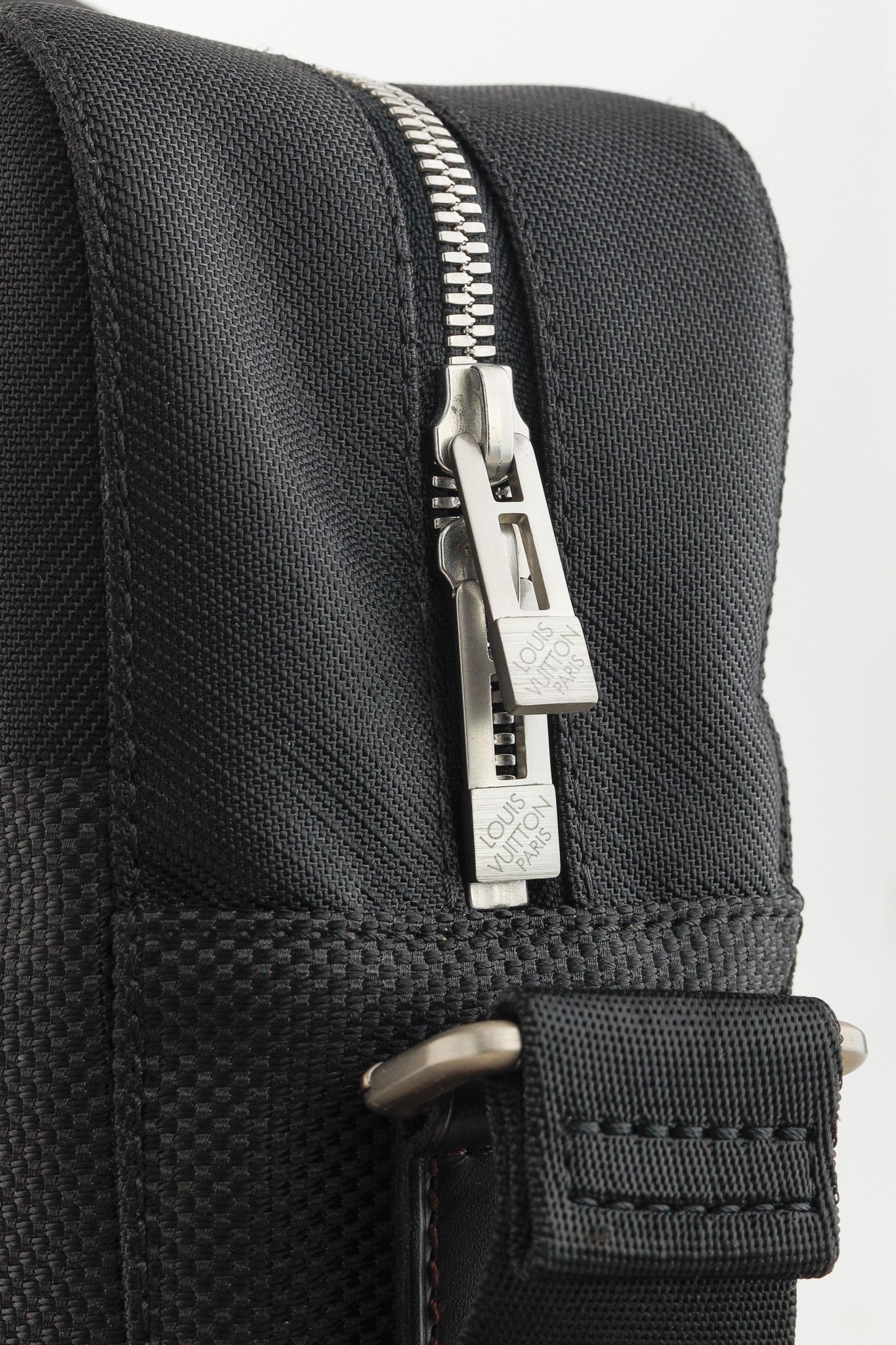 Louis Vuitton Louis Vuitton Yack Noir Damier Geant Canvas Messenger Bag Size ONE SIZE - 11 Thumbnail